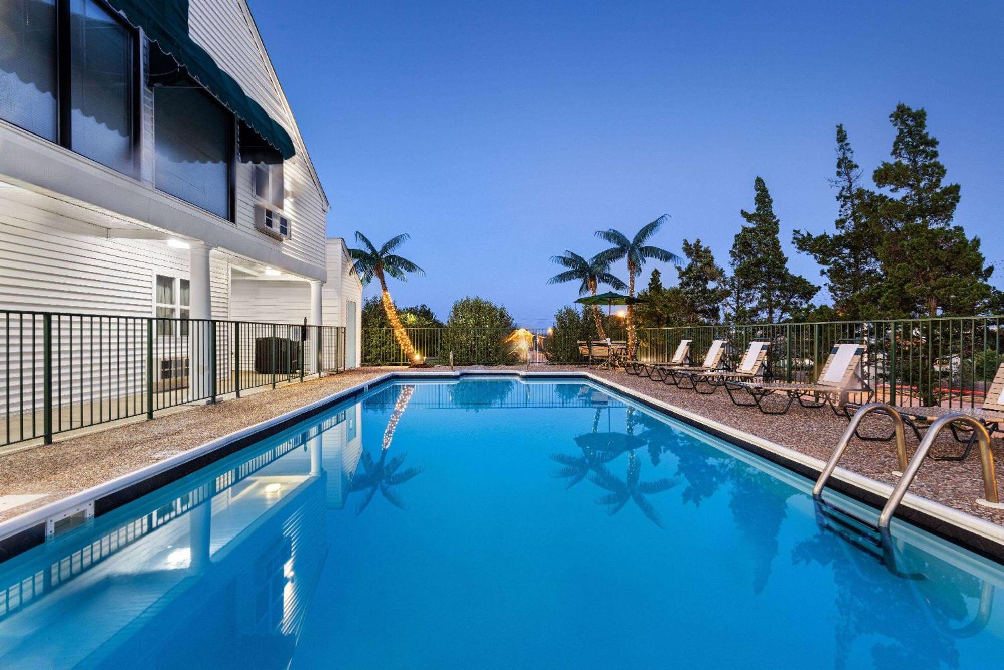 Motel Super 8 By Wyndham - Shepherd Of The Hills Exwy 2*