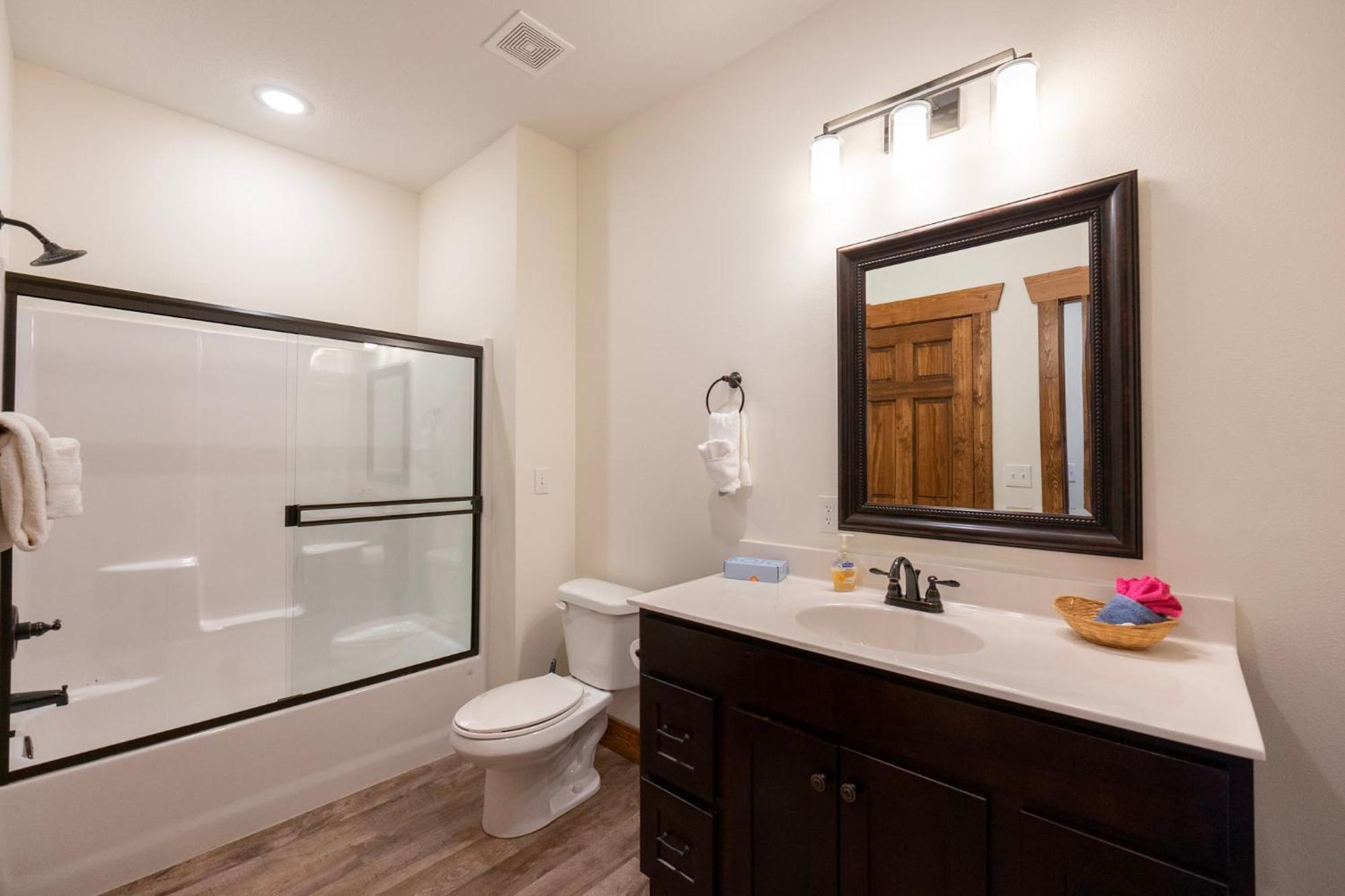 3bd Walk-in Near Silver Dollar - Game - Pool - Free Tickets Included - Rr-93b