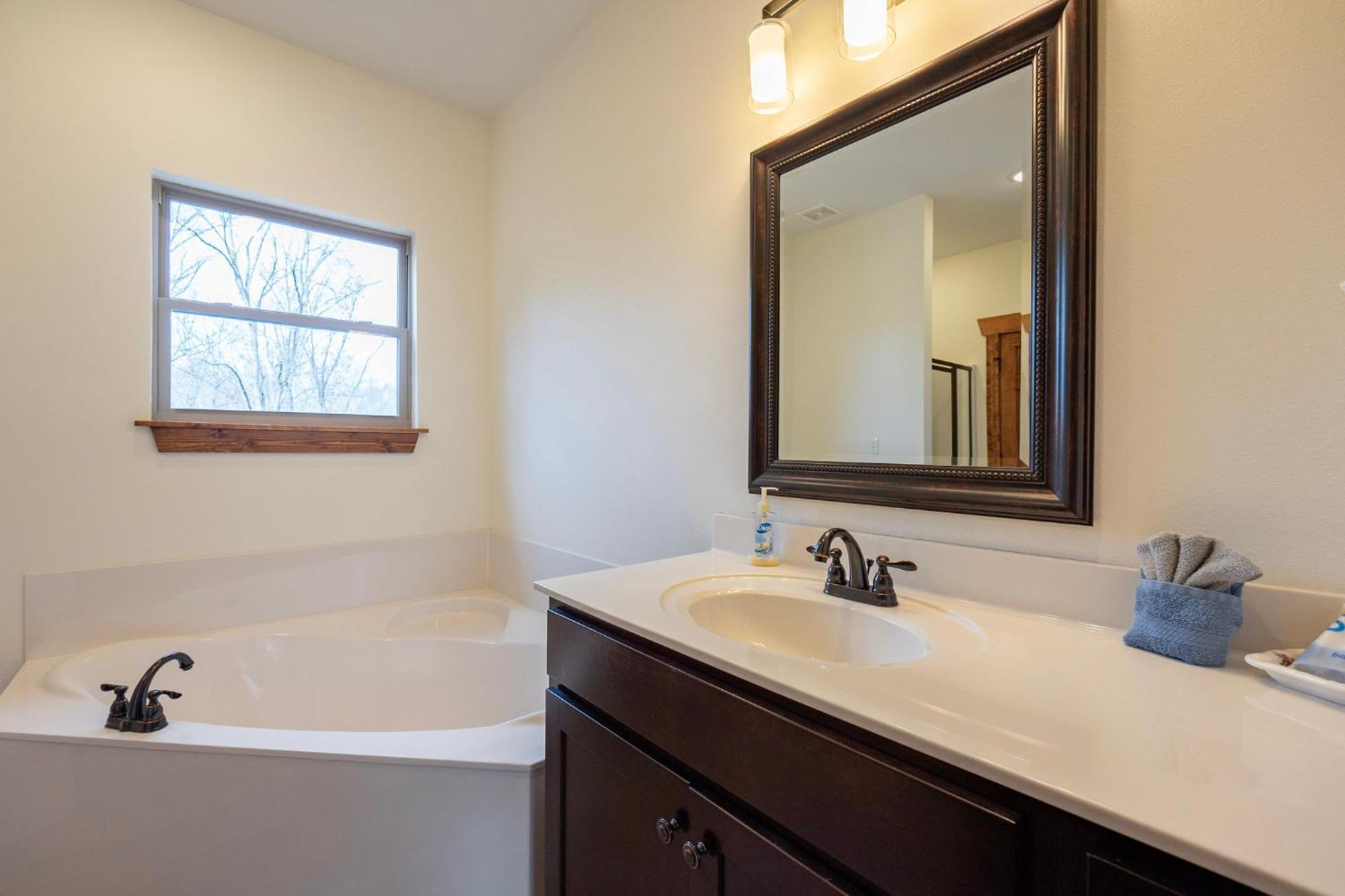 3bd Walk-in Near Silver Dollar - Game - Pool - Free Tickets Included - Rr-93b *