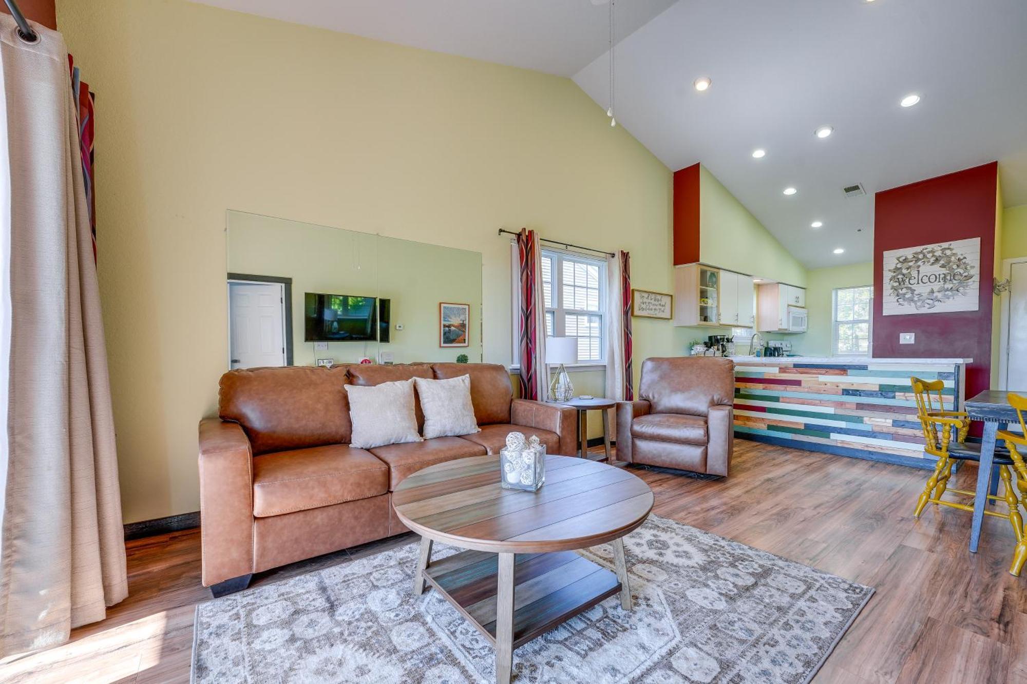Vibrant Hills With Balcony Apartment Branson