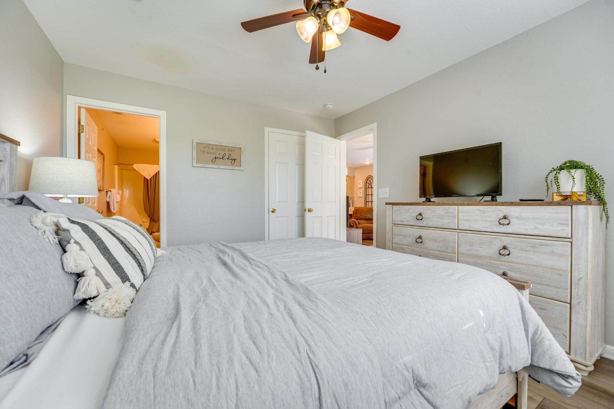 Apartment Retreat With Pool Access About 3 Mi To Dtwn *