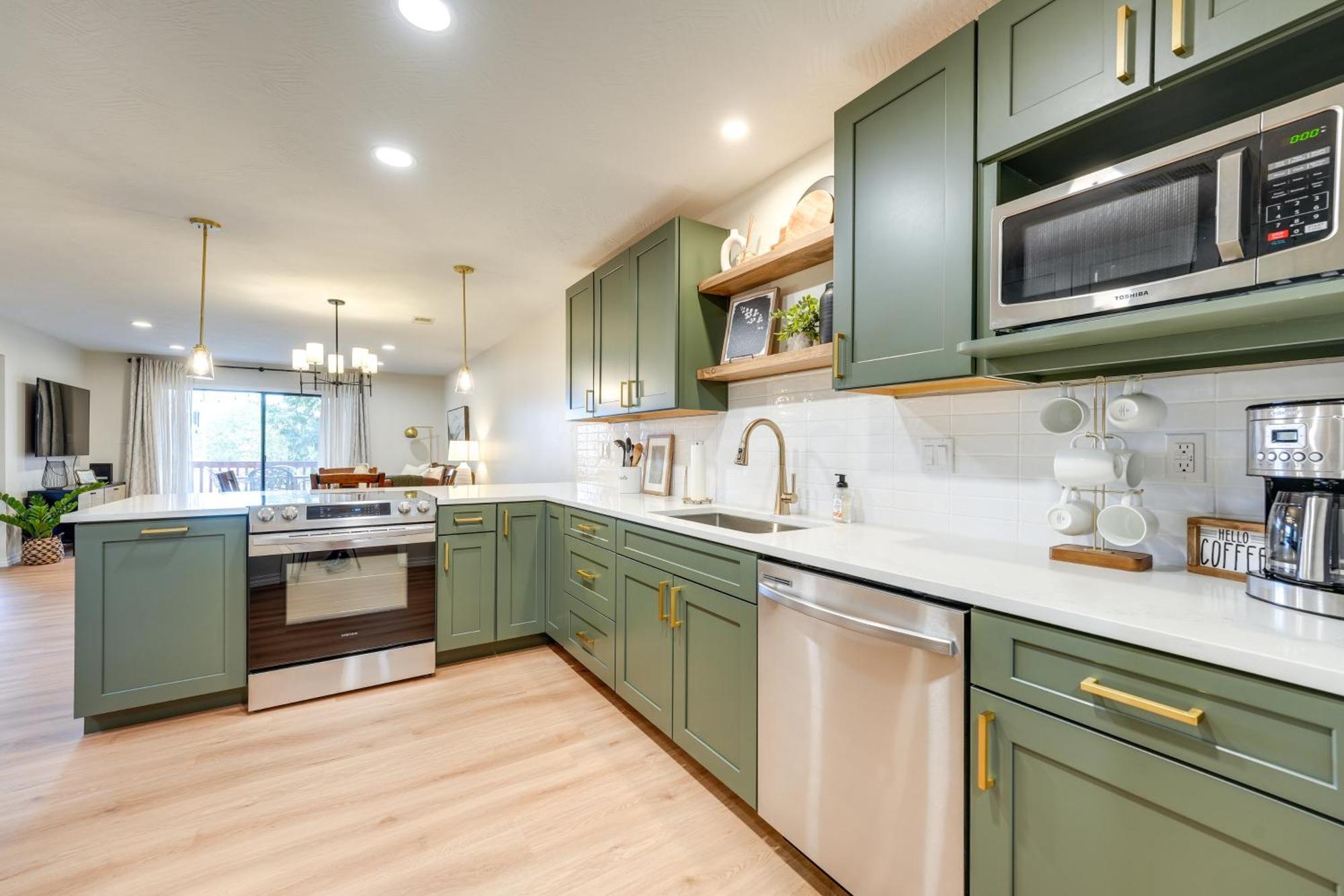 Apartment Getaway With Balcony And Amenities! *