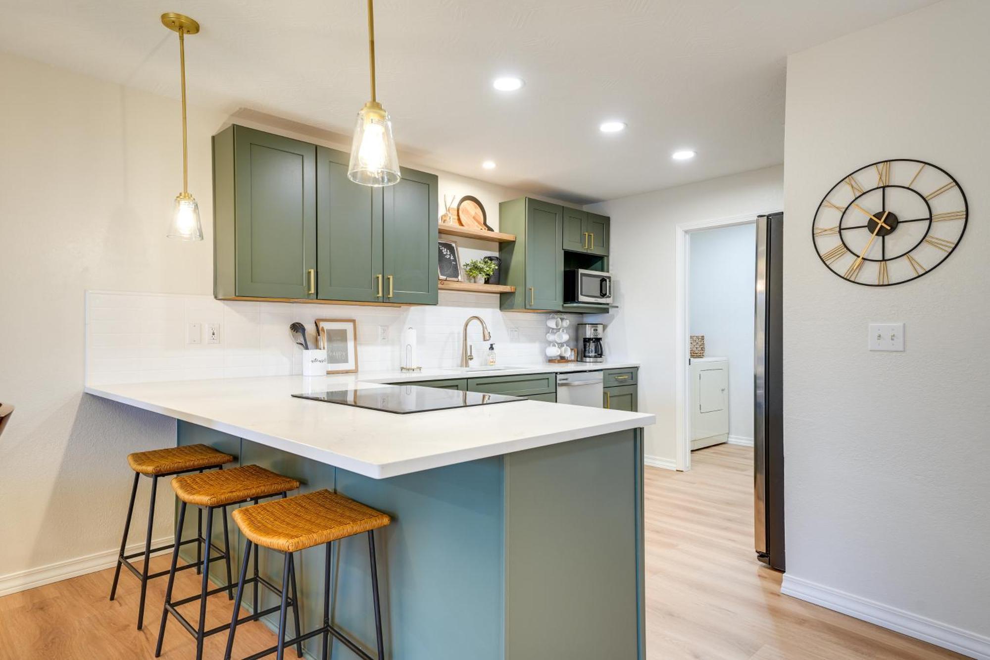 Apartment Getaway With Balcony And Amenities! *