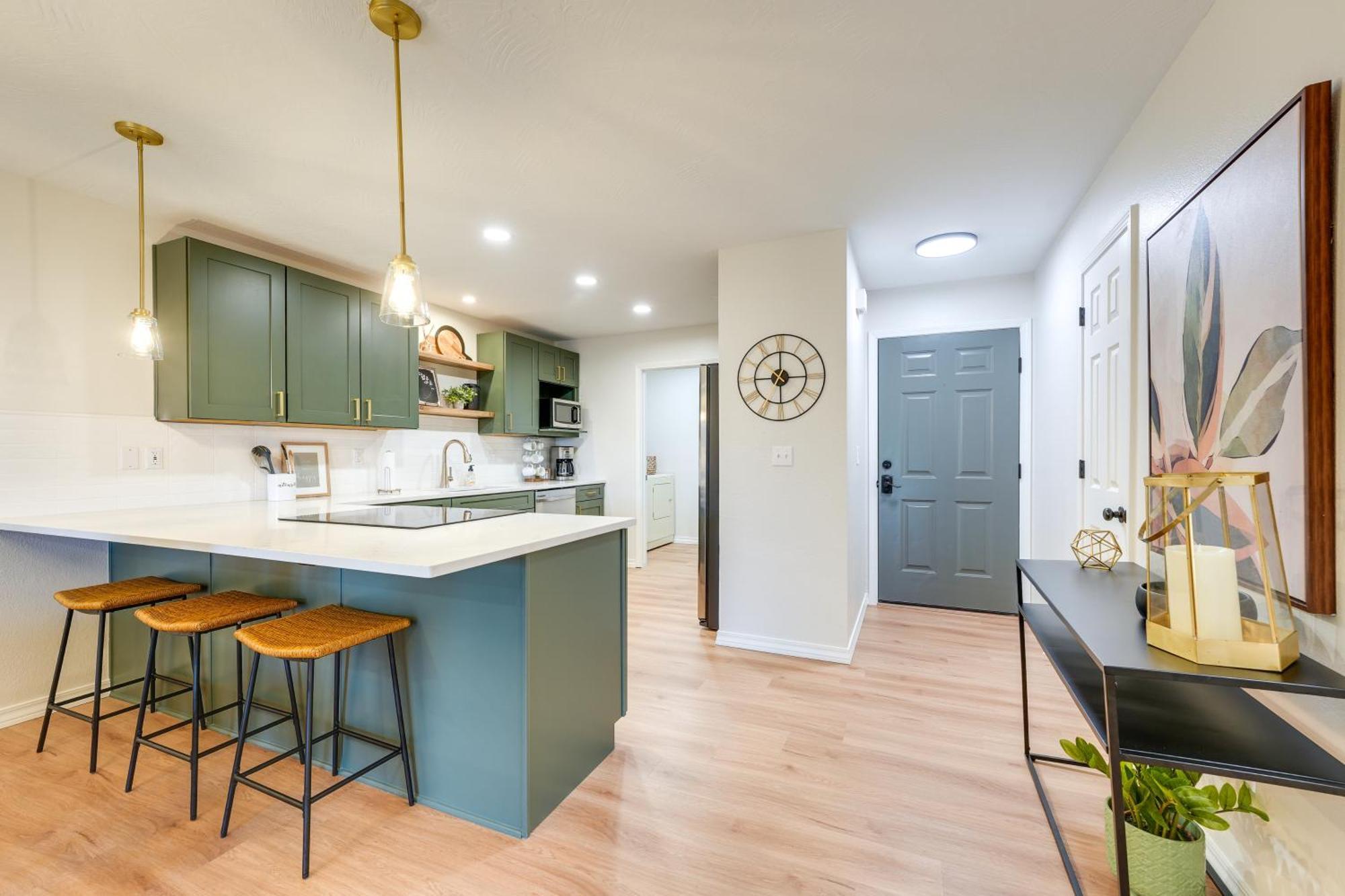 Apartment Getaway With Balcony And Amenities!
