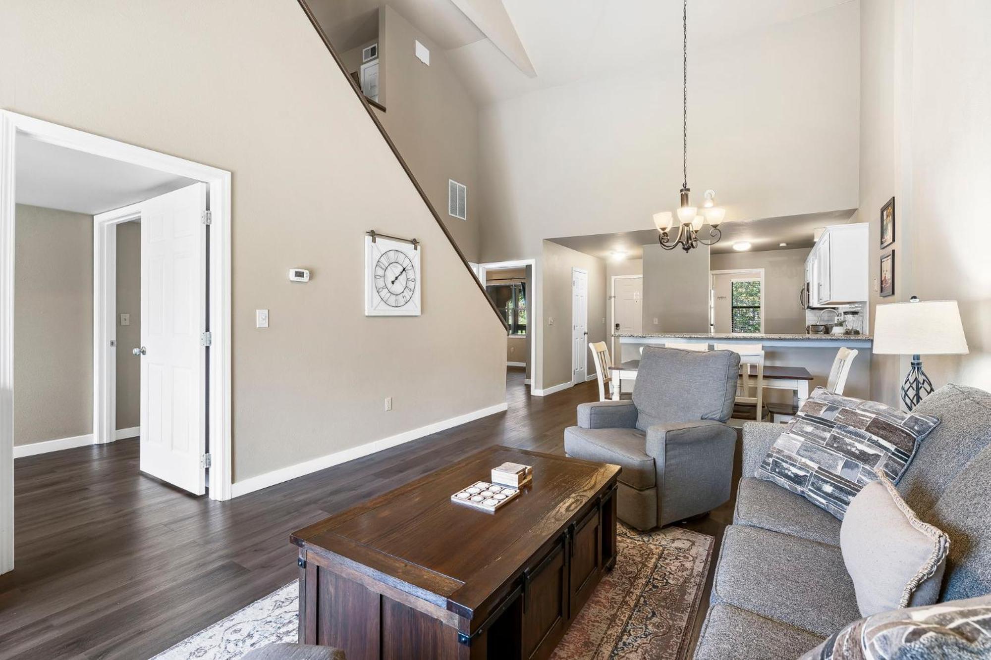 Elegant Lakeside Retreat In Apartment Branson