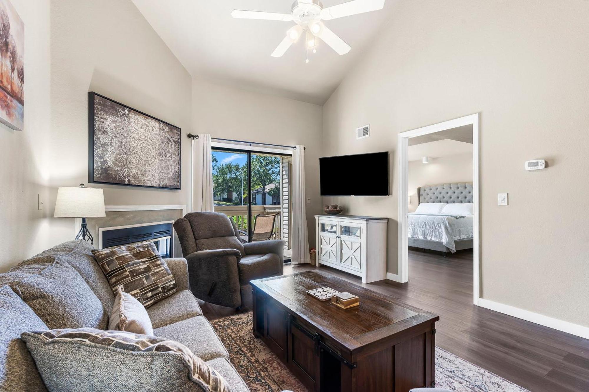 Elegant Lakeside Retreat In Apartment Branson