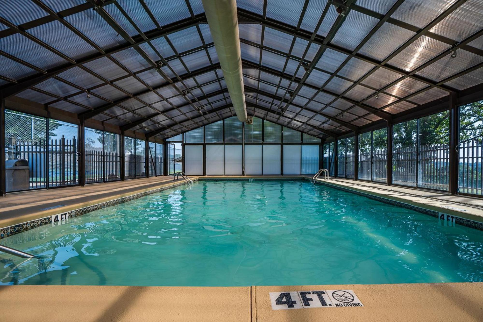 Elegant Lakeside Retreat In * Branson