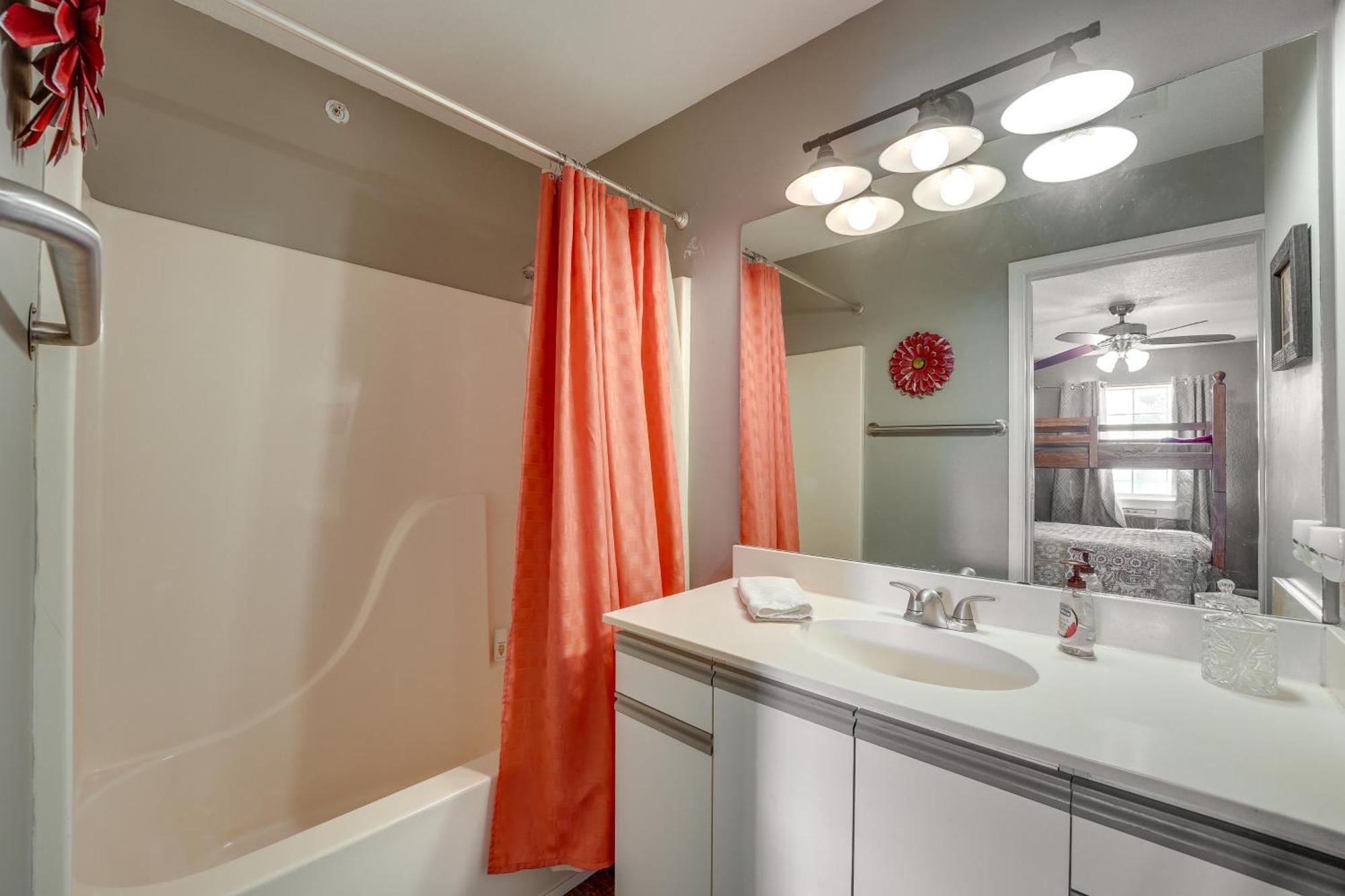 Apartment Ideally Located 3 Miles To Downtown!