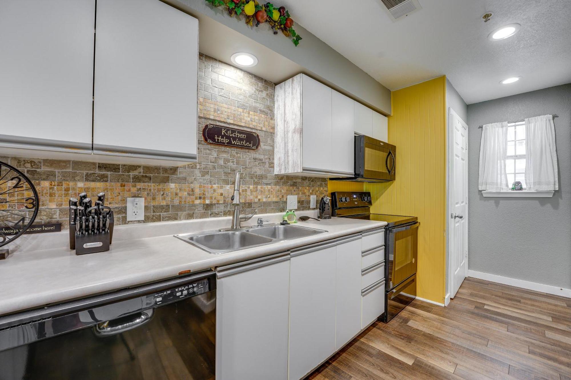 Ideally Located 3 Miles To Downtown! Apartment