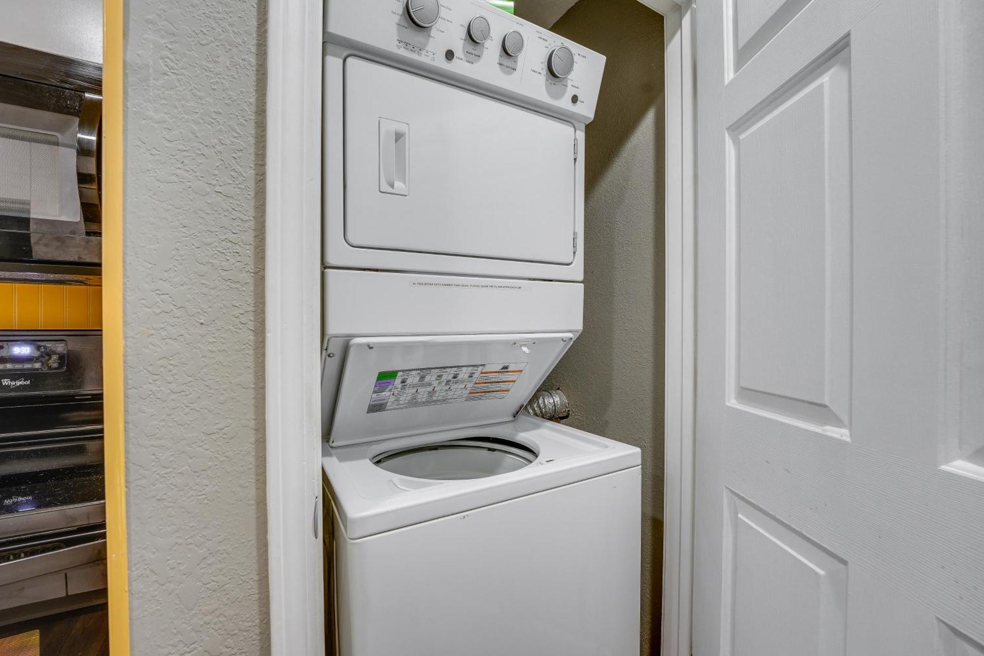 Ideally Located 3 Miles To Downtown! Apartment *