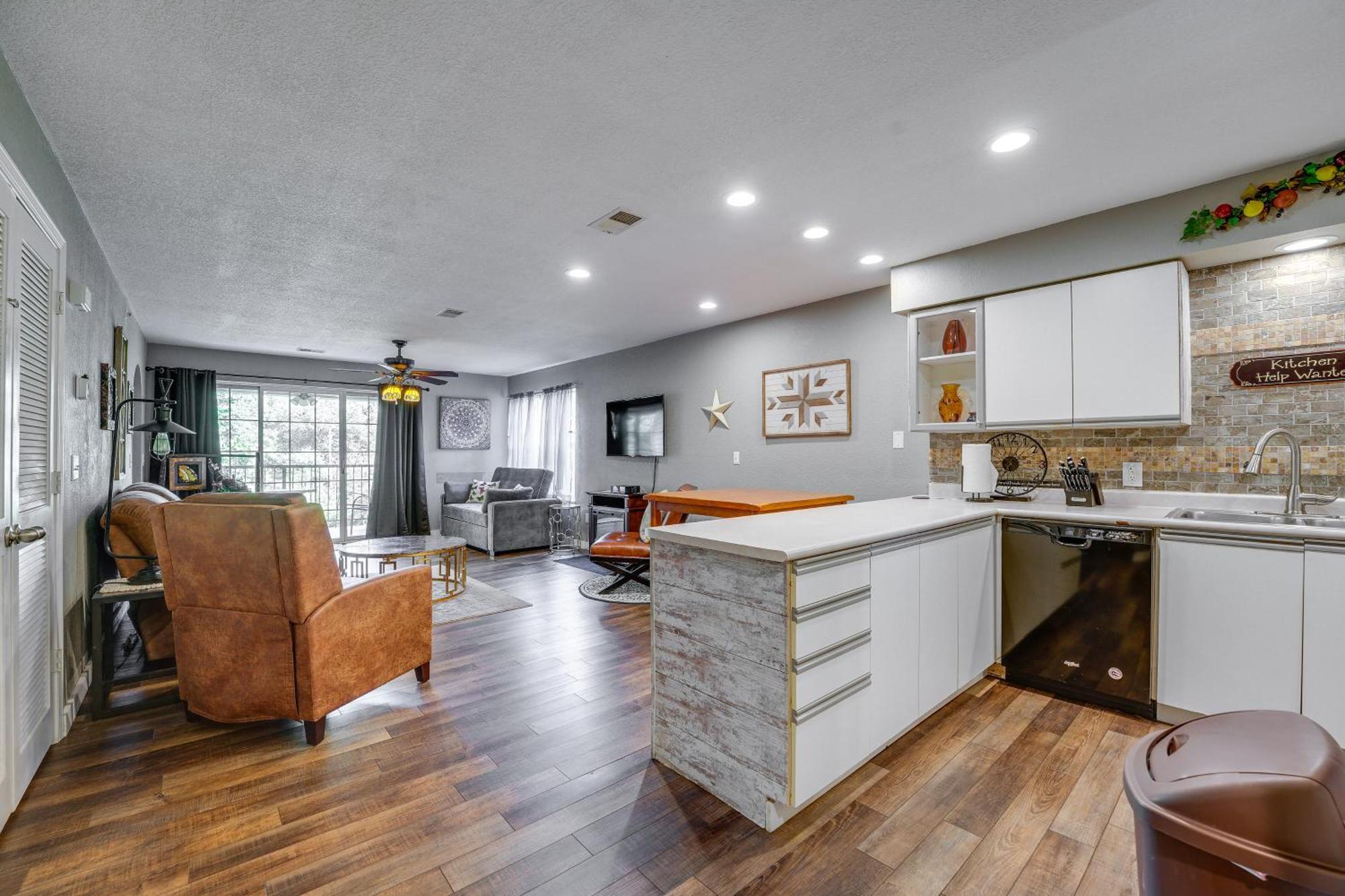 Apartment Ideally Located 3 Miles To Downtown! *