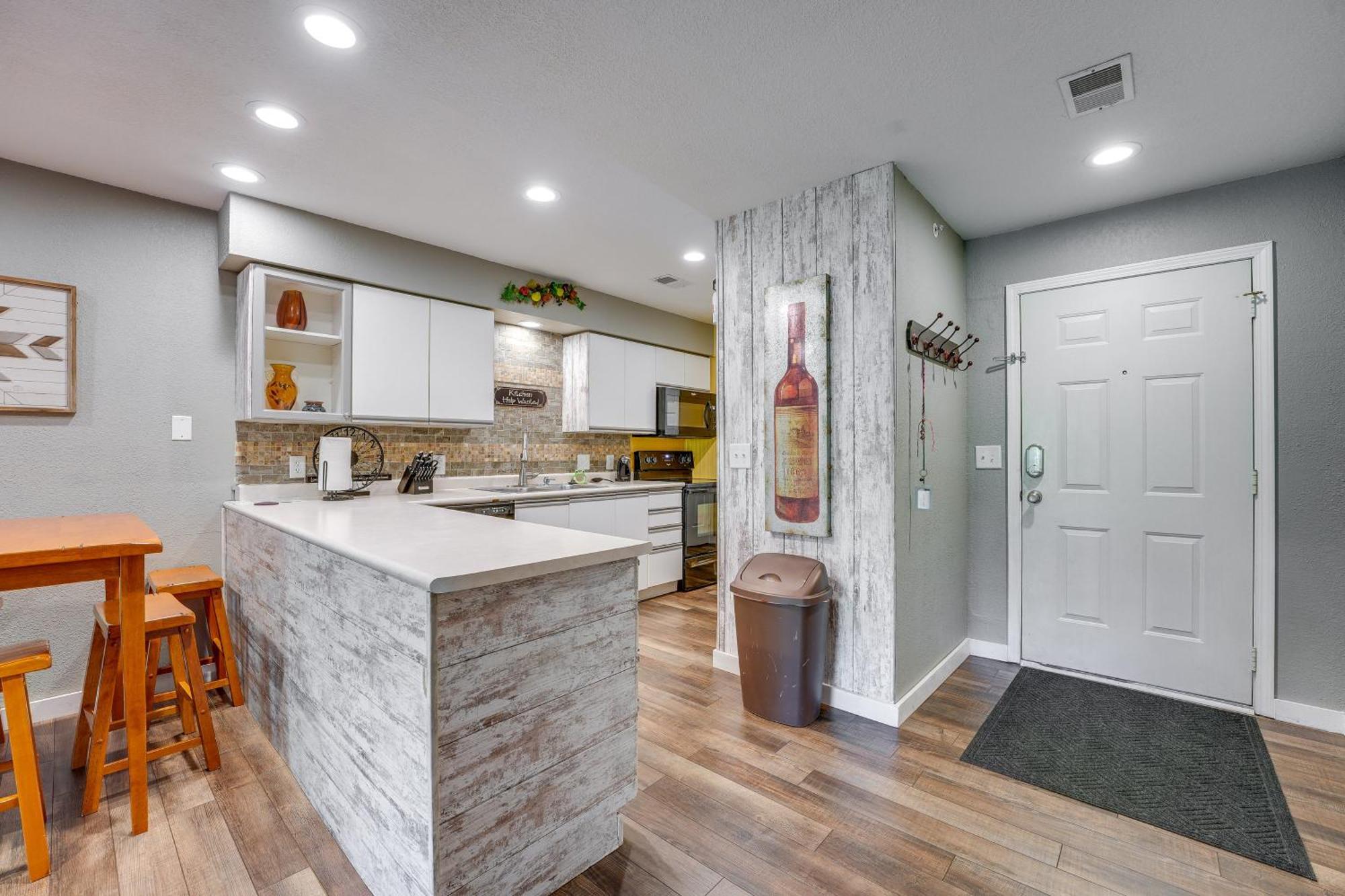 Ideally Located 3 Miles To Downtown! Apartment