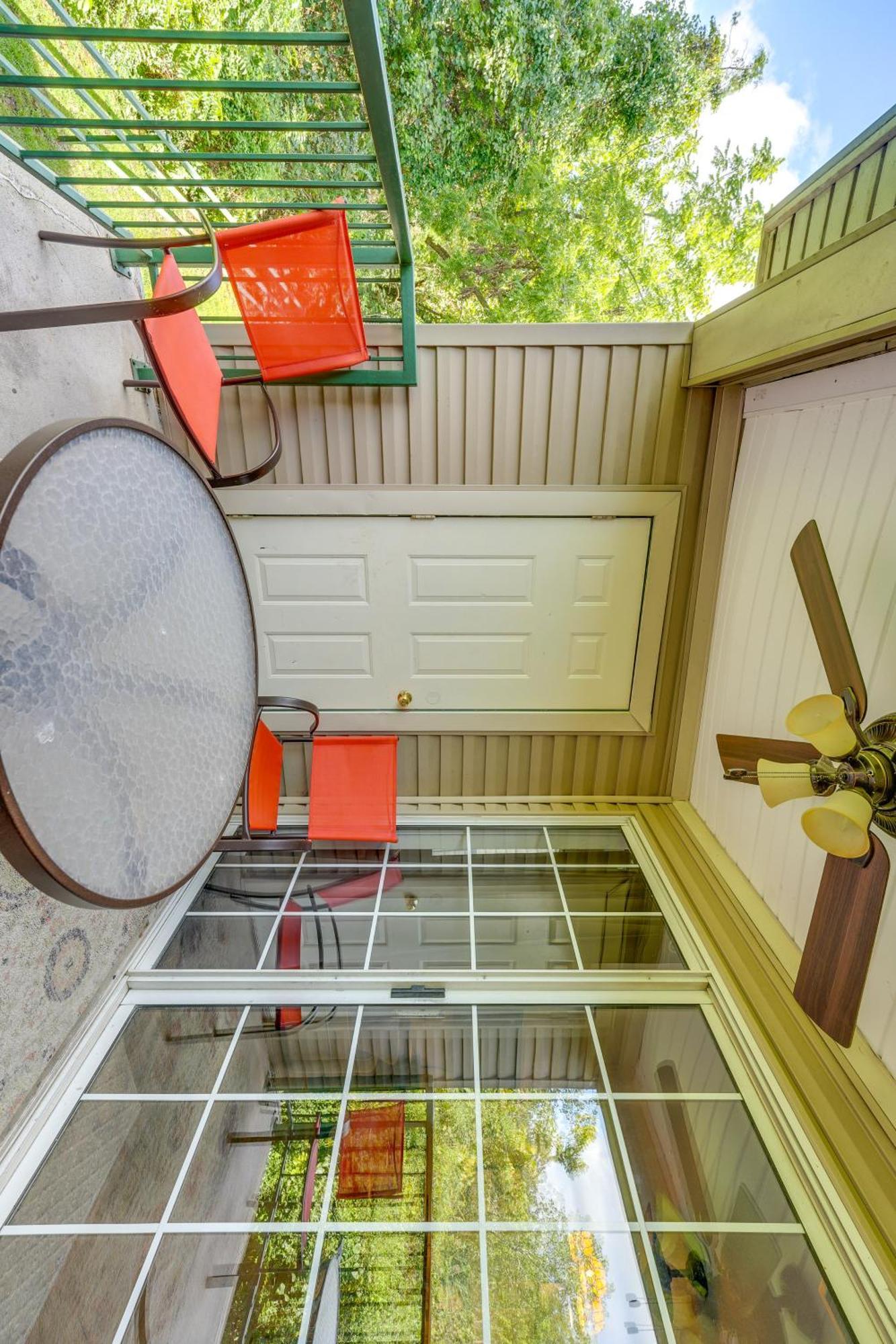 Apartment Ideally Located 3 Miles To Downtown! *