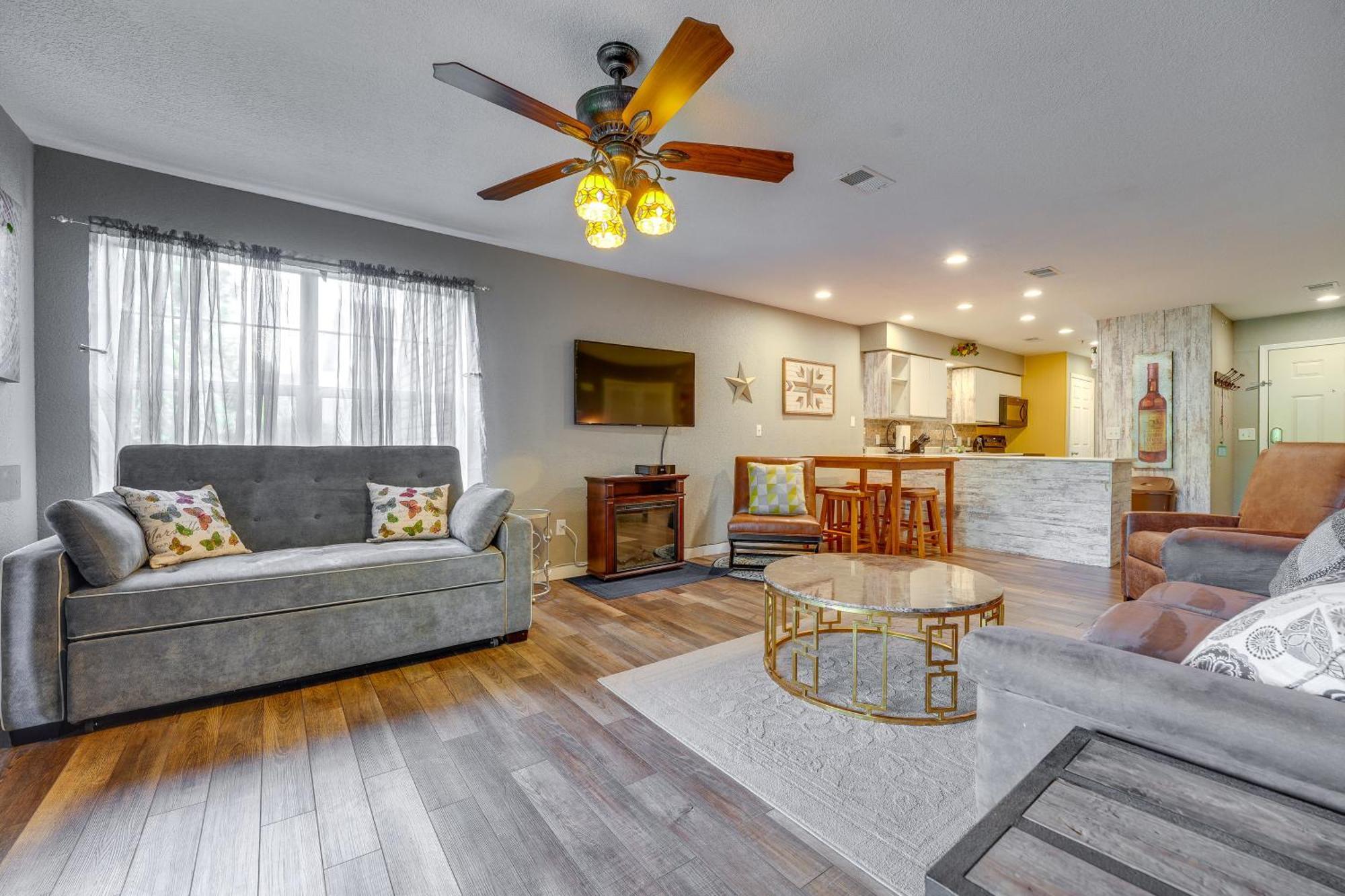 Apartment Ideally Located 3 Miles To Downtown! *