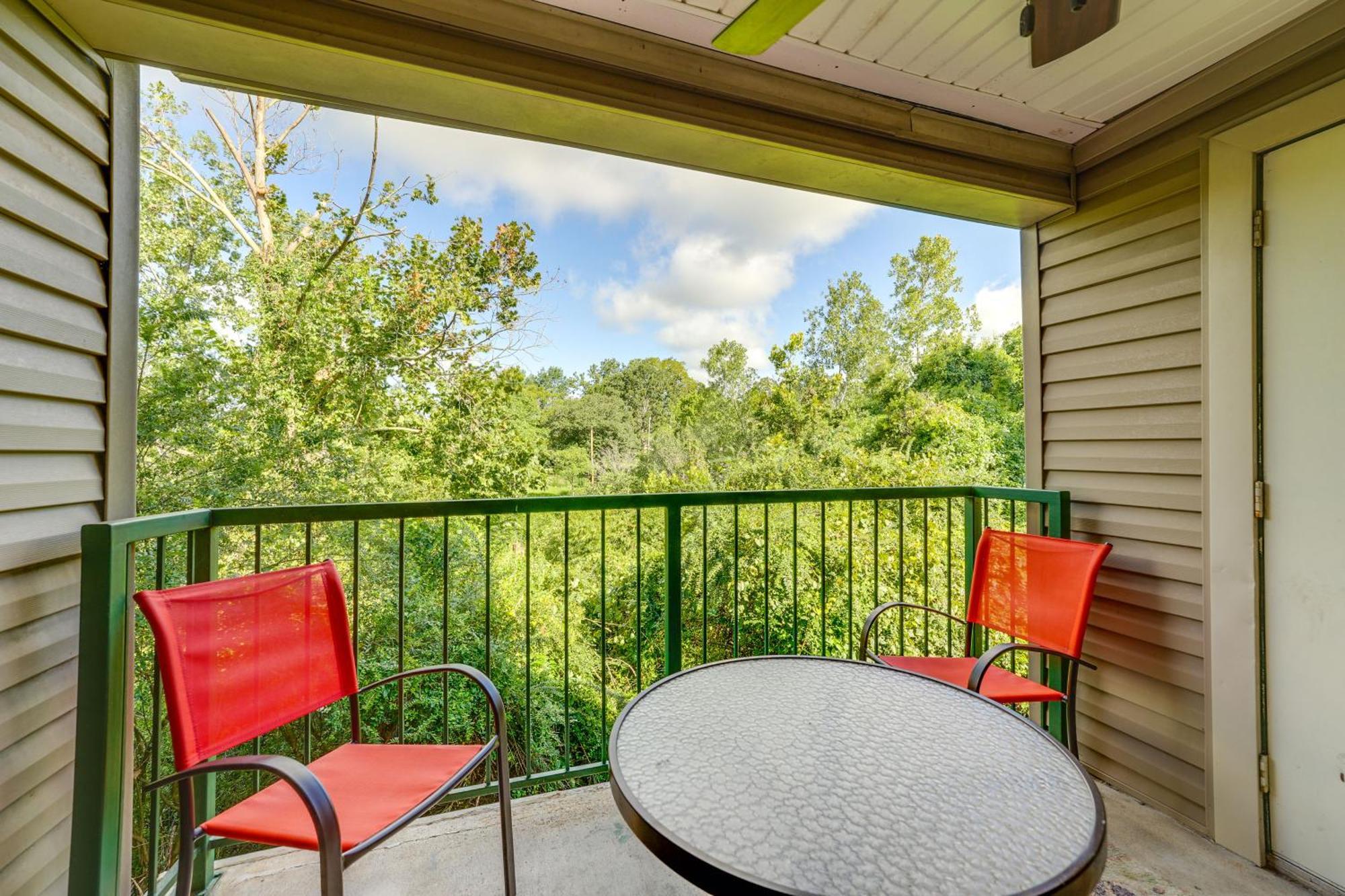 Apartment Ideally Located 3 Miles To Downtown! *