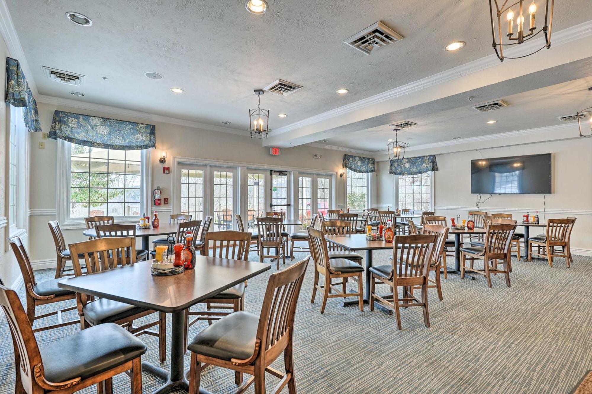 With Screened Patio, Pool Access Apartment
