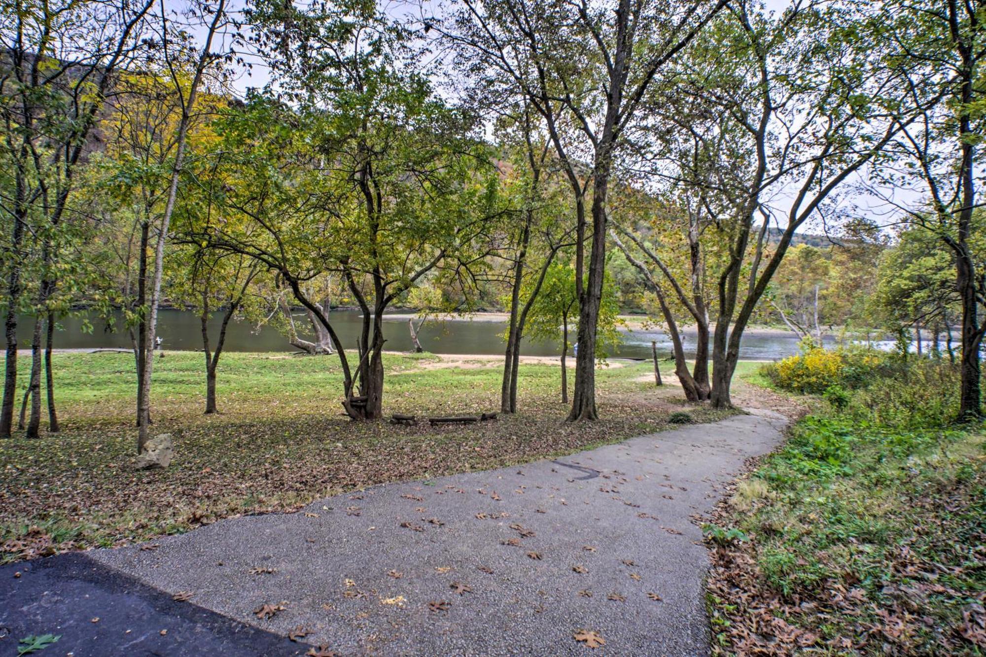 Apartment With Screened Patio, Pool Access *