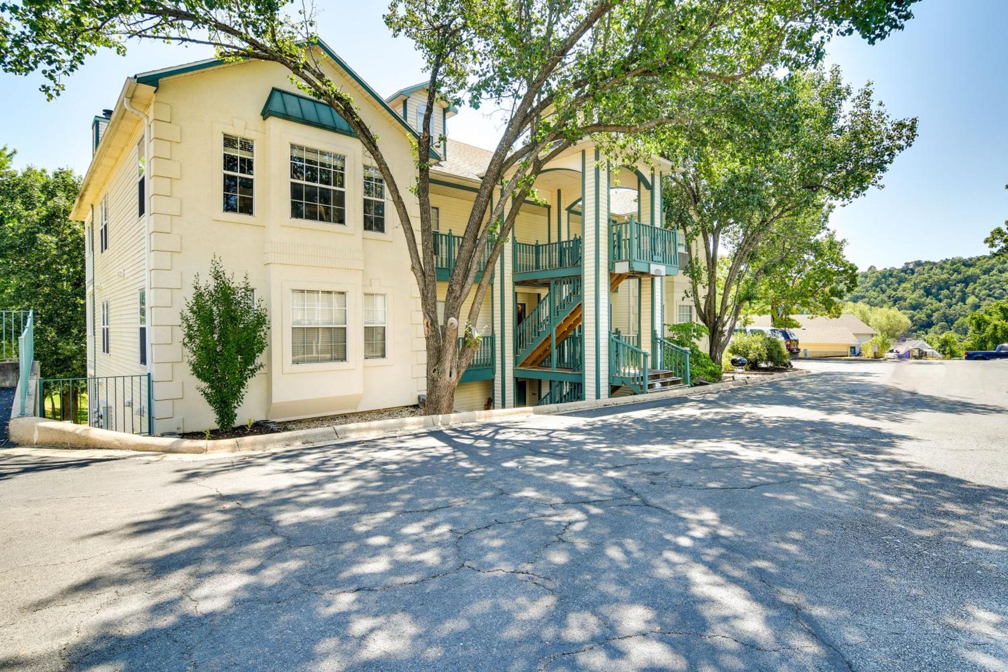 With Screened Patio, Pool Access * Branson