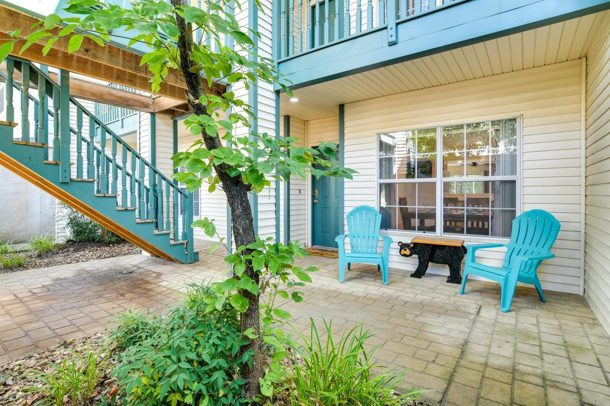 With Screened Patio, Pool Access Apartment Branson