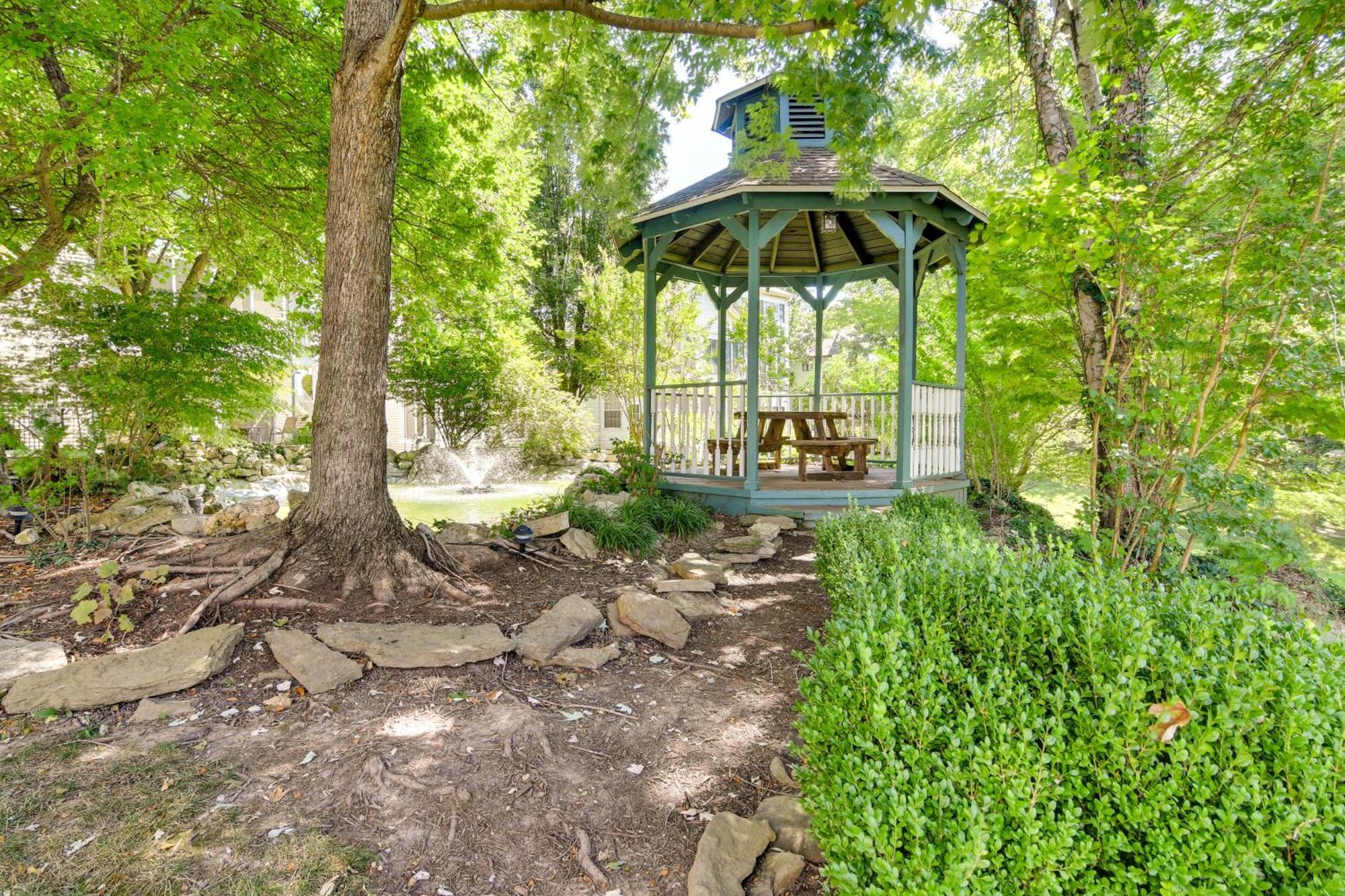 With Screened Patio, Pool Access * Branson