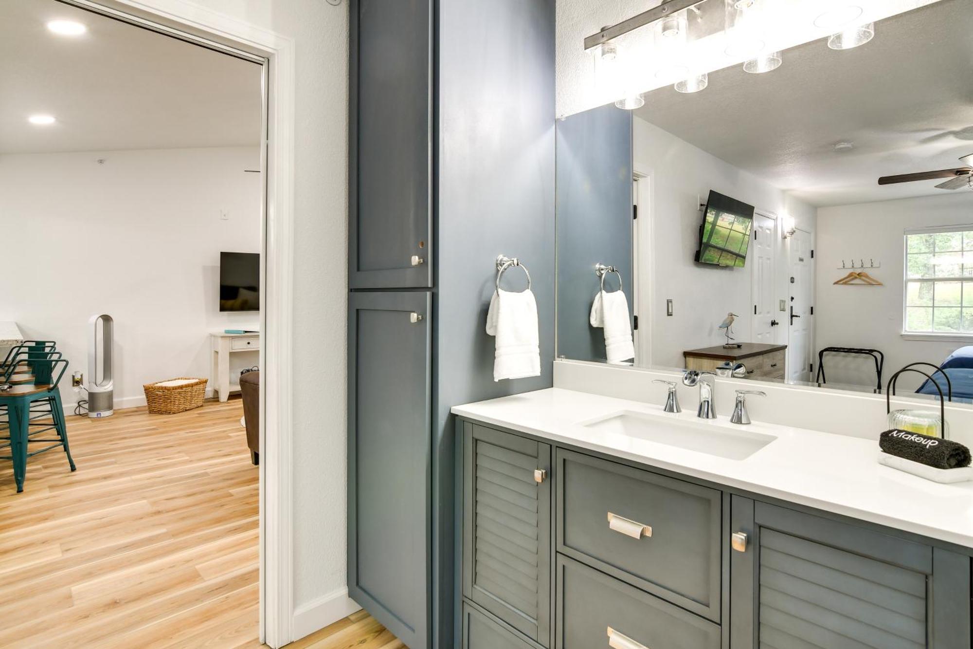 Modern On Thousand Hills Golf Course Apartment