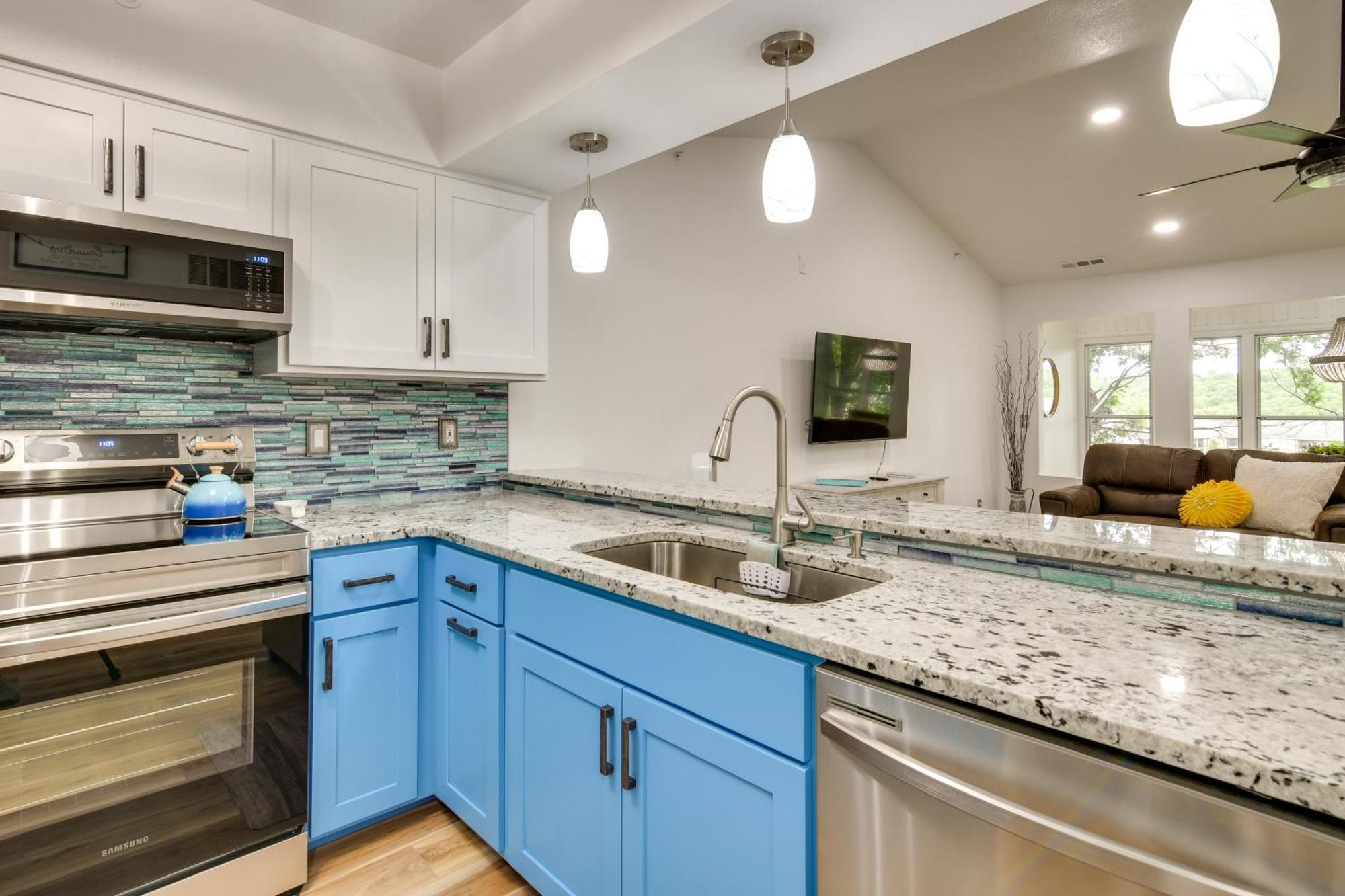 Modern On Thousand Hills Golf Course Apartment *