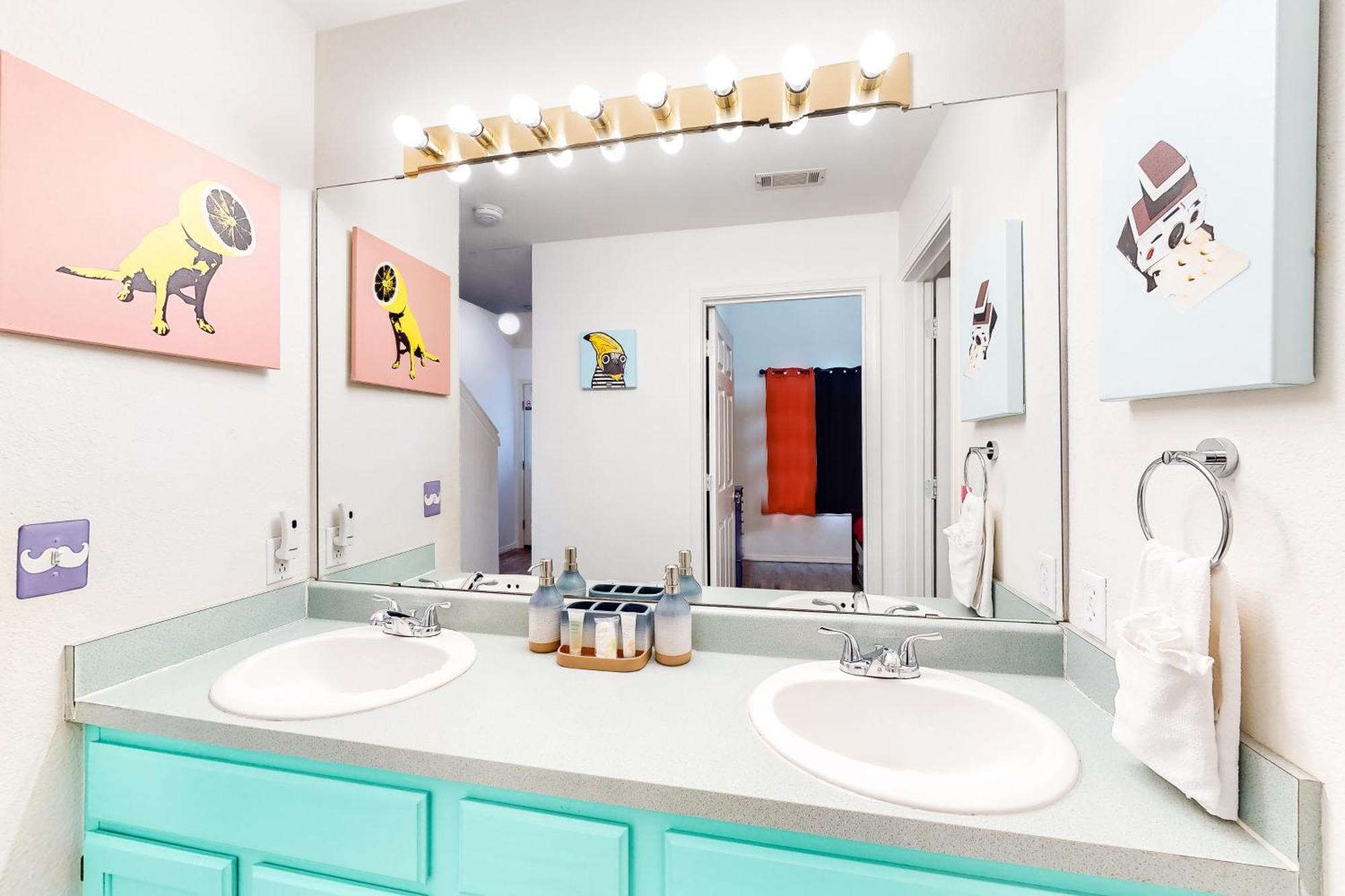 Apartment Retro Color Retreat *