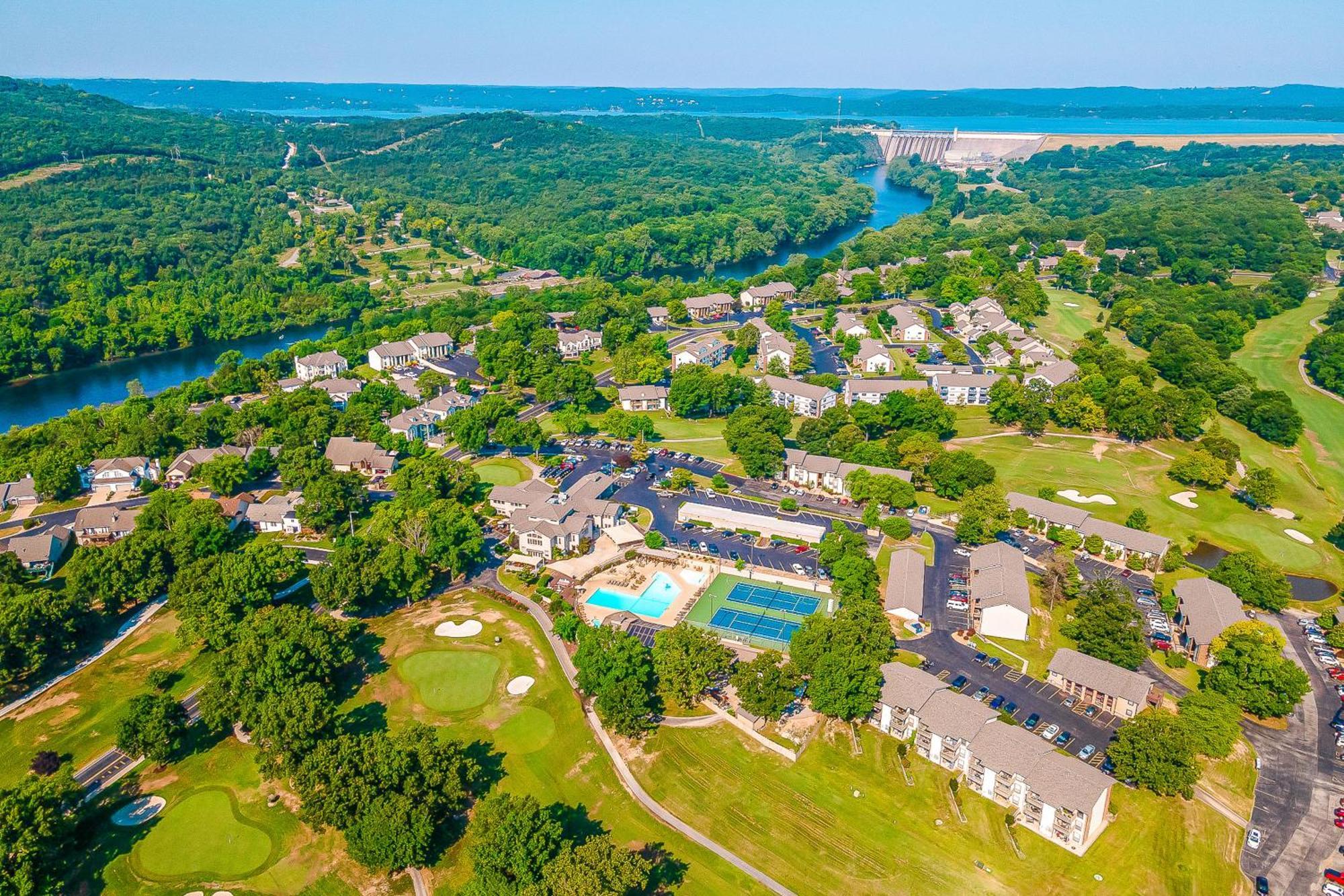 Lofty Retreat & Paradise Pointe Holiday home