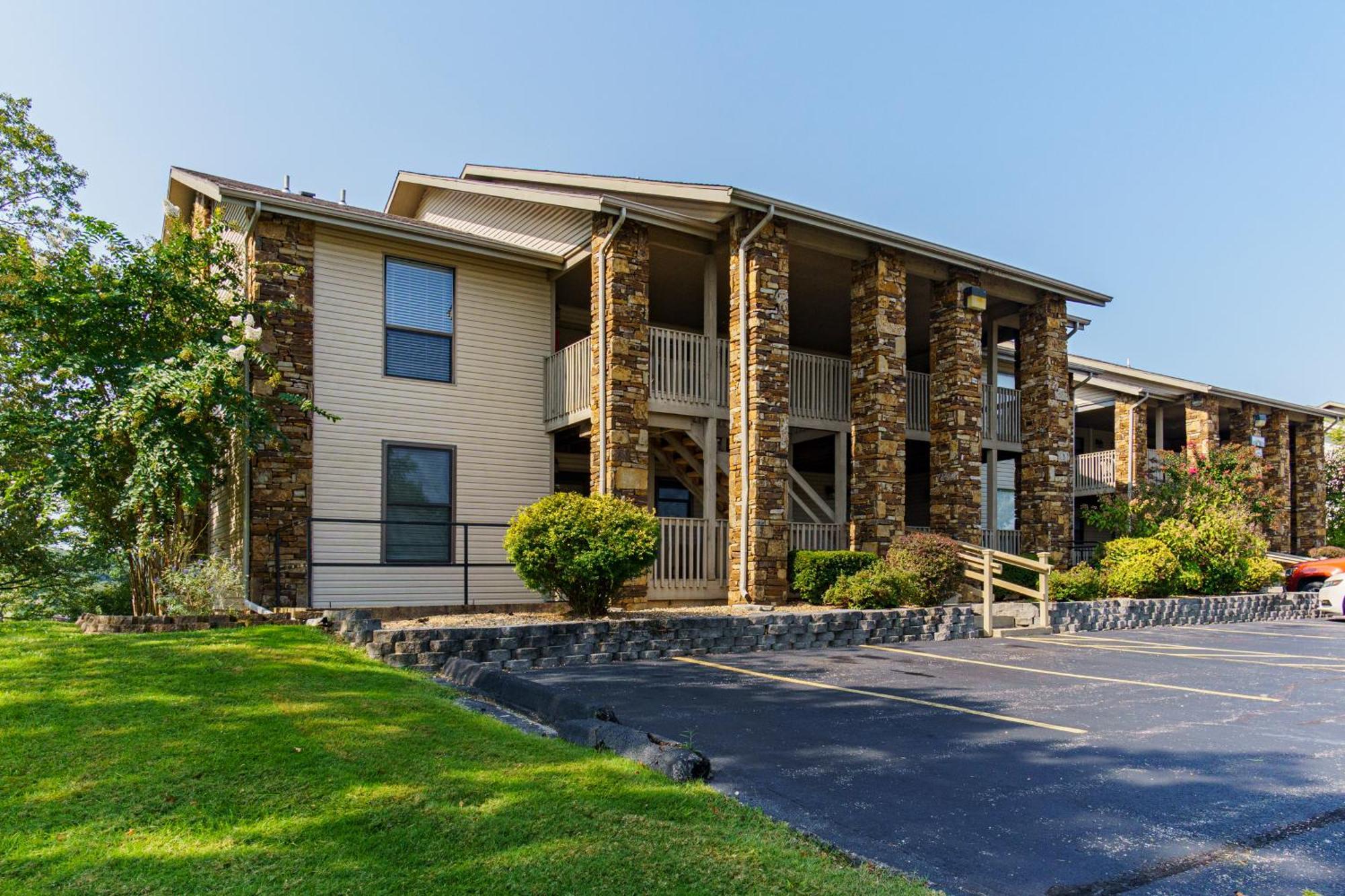 Bluff Retreat - Sleeps 6 - Heated Pool - Golf * Branson