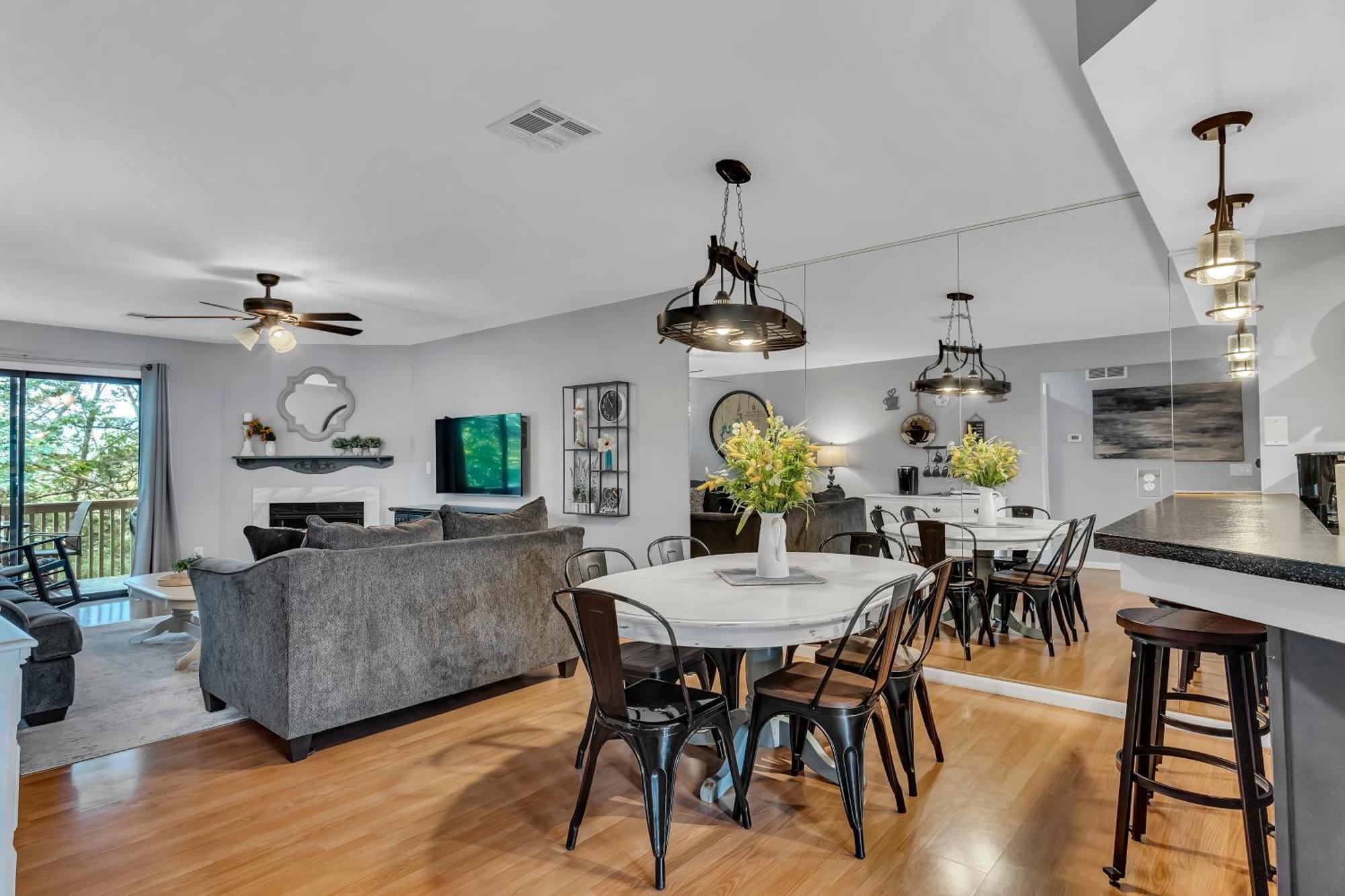 Apartment Bluff Retreat - Sleeps 6 - Heated Pool - Golf