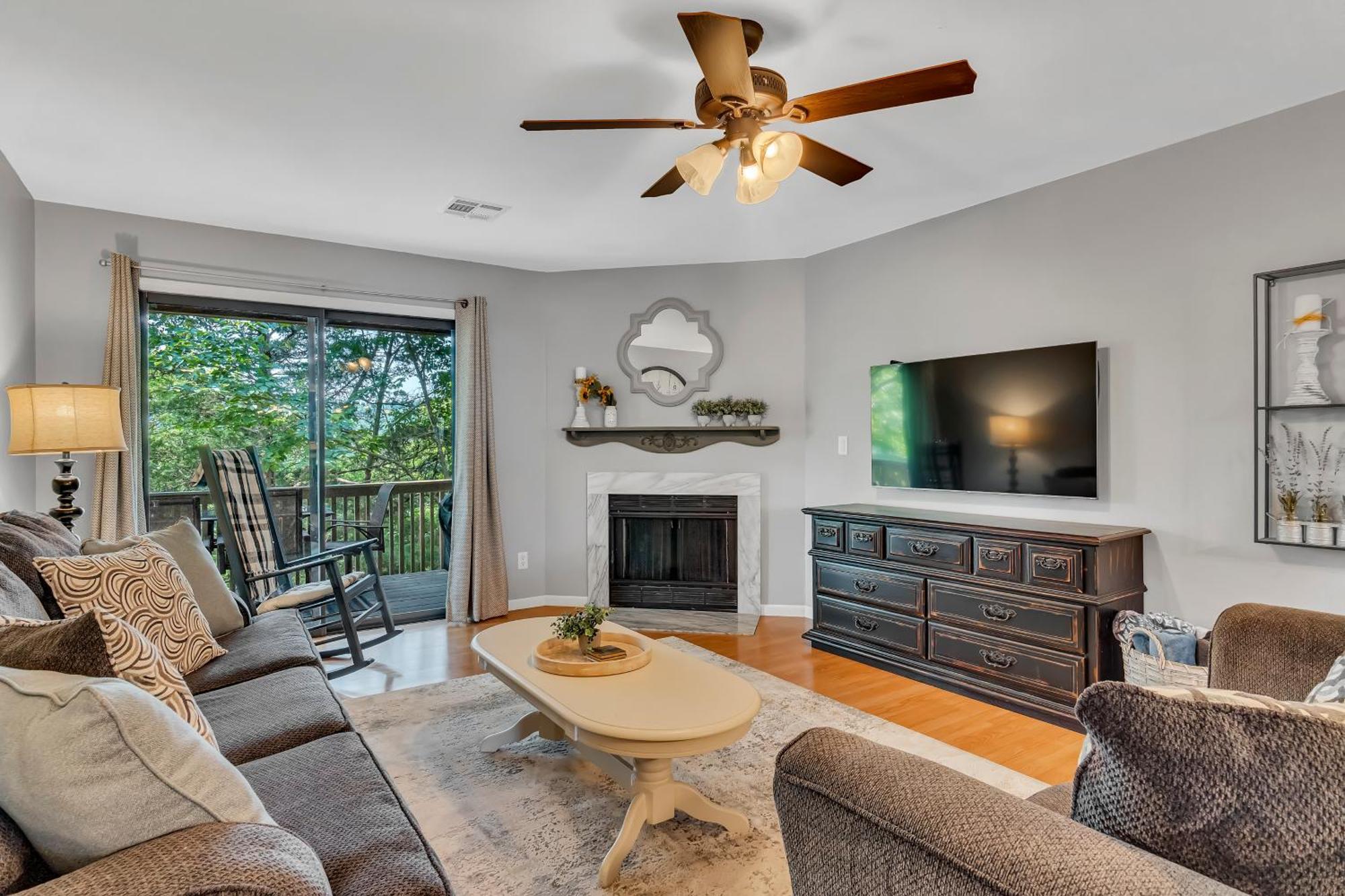 Bluff Retreat - Sleeps 6 - Heated Pool - Golf Apartment *