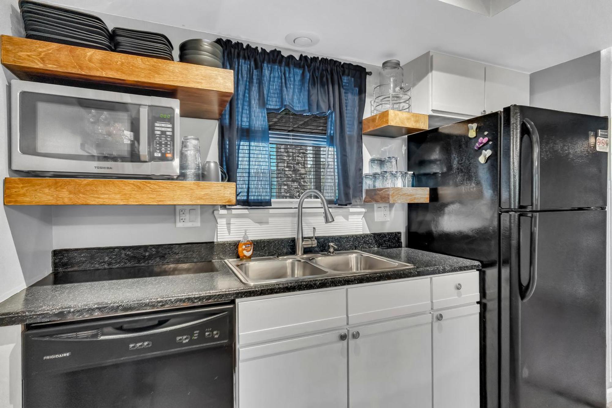 Bluff Retreat - Sleeps 6 - Heated Pool - Golf Apartment Branson