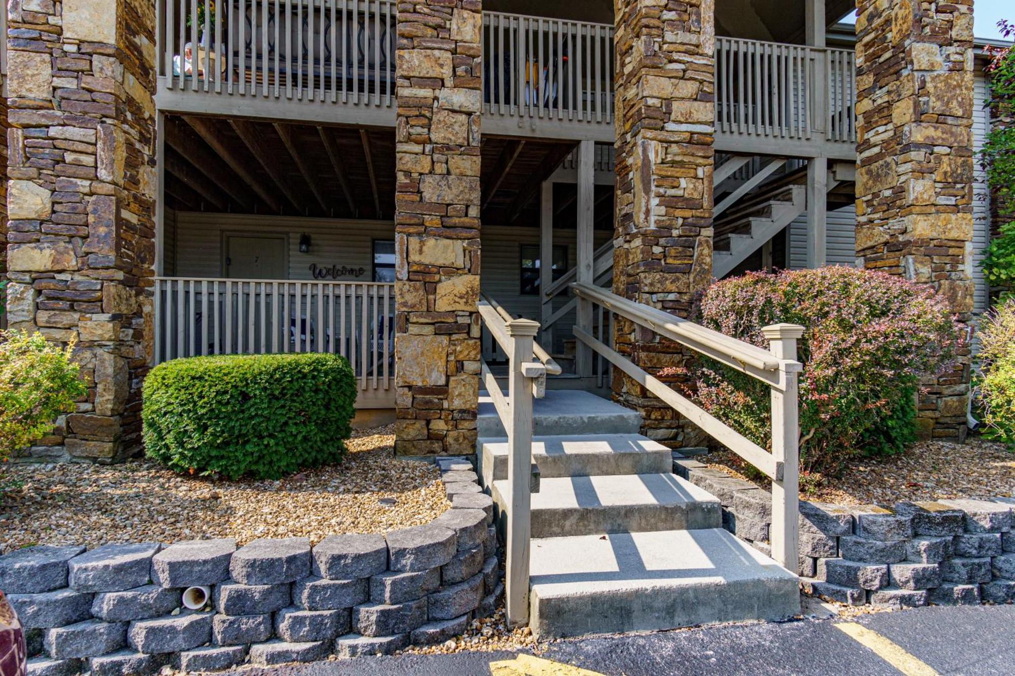 Bluff Retreat - Sleeps 6 - Heated Pool - Golf