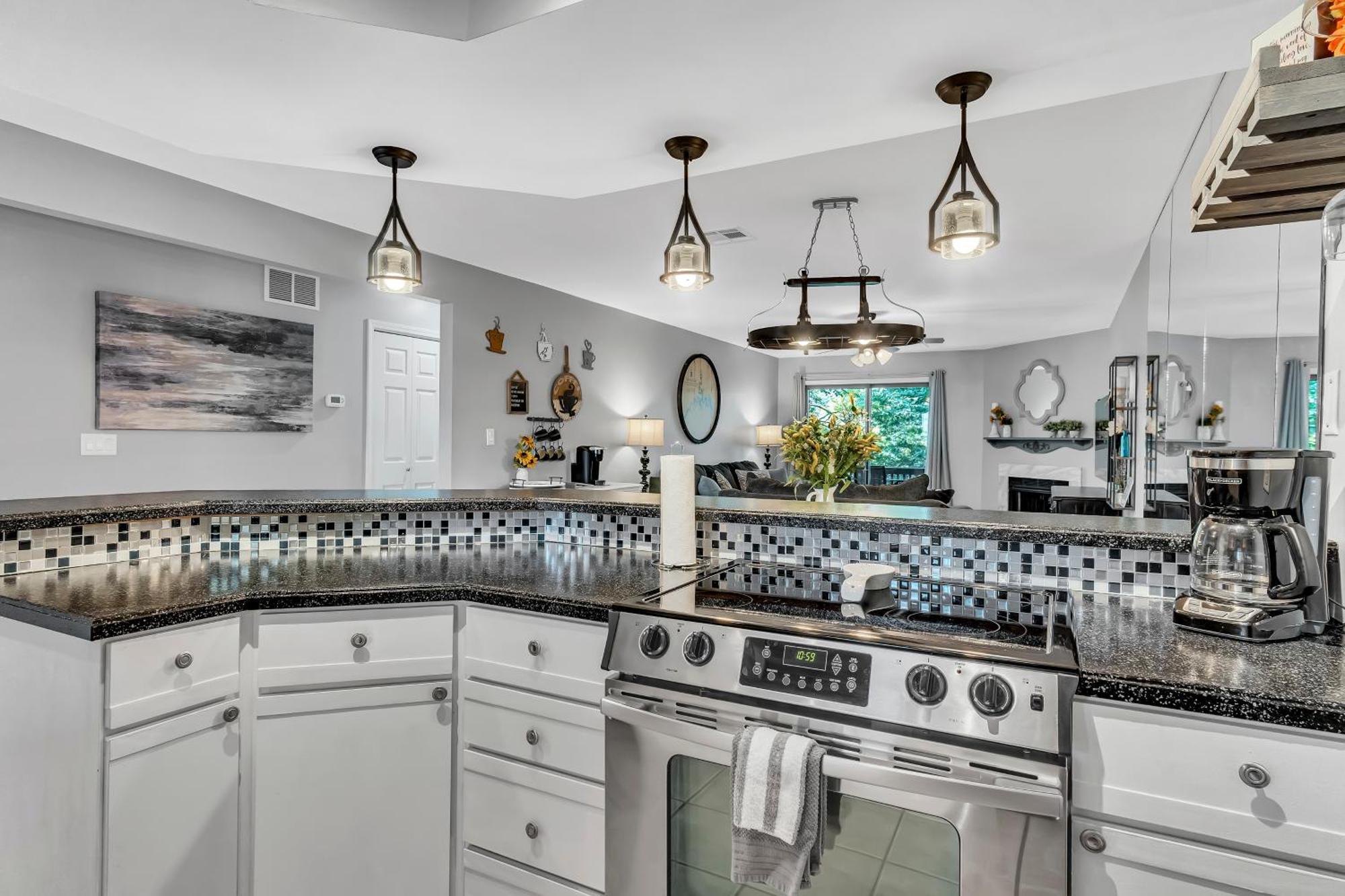 Bluff Retreat - Sleeps 6 - Heated Pool - Golf Apartment *