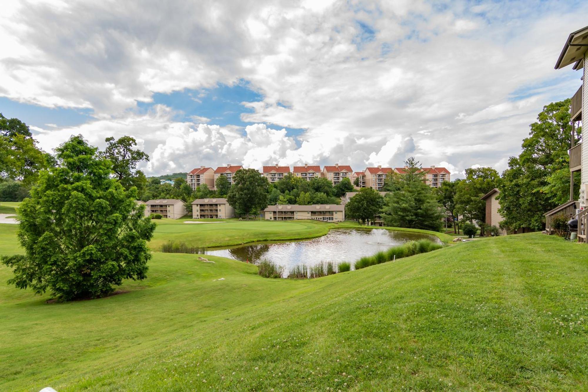 Bluff Retreat - Sleeps 6 - Heated Pool - Golf Apartment Branson