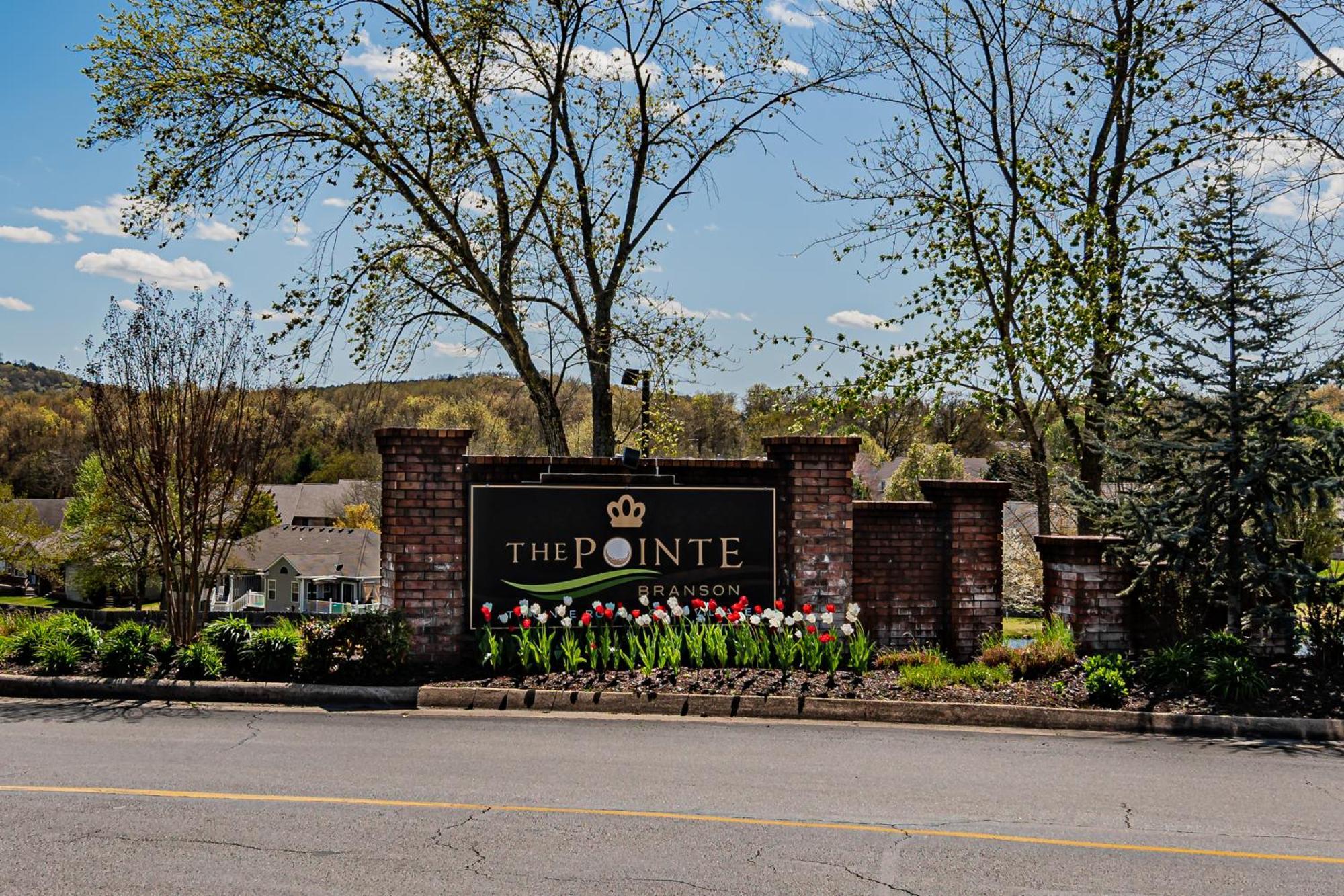 Bluff Retreat - Sleeps 6 - Heated Pool - Golf Apartment *