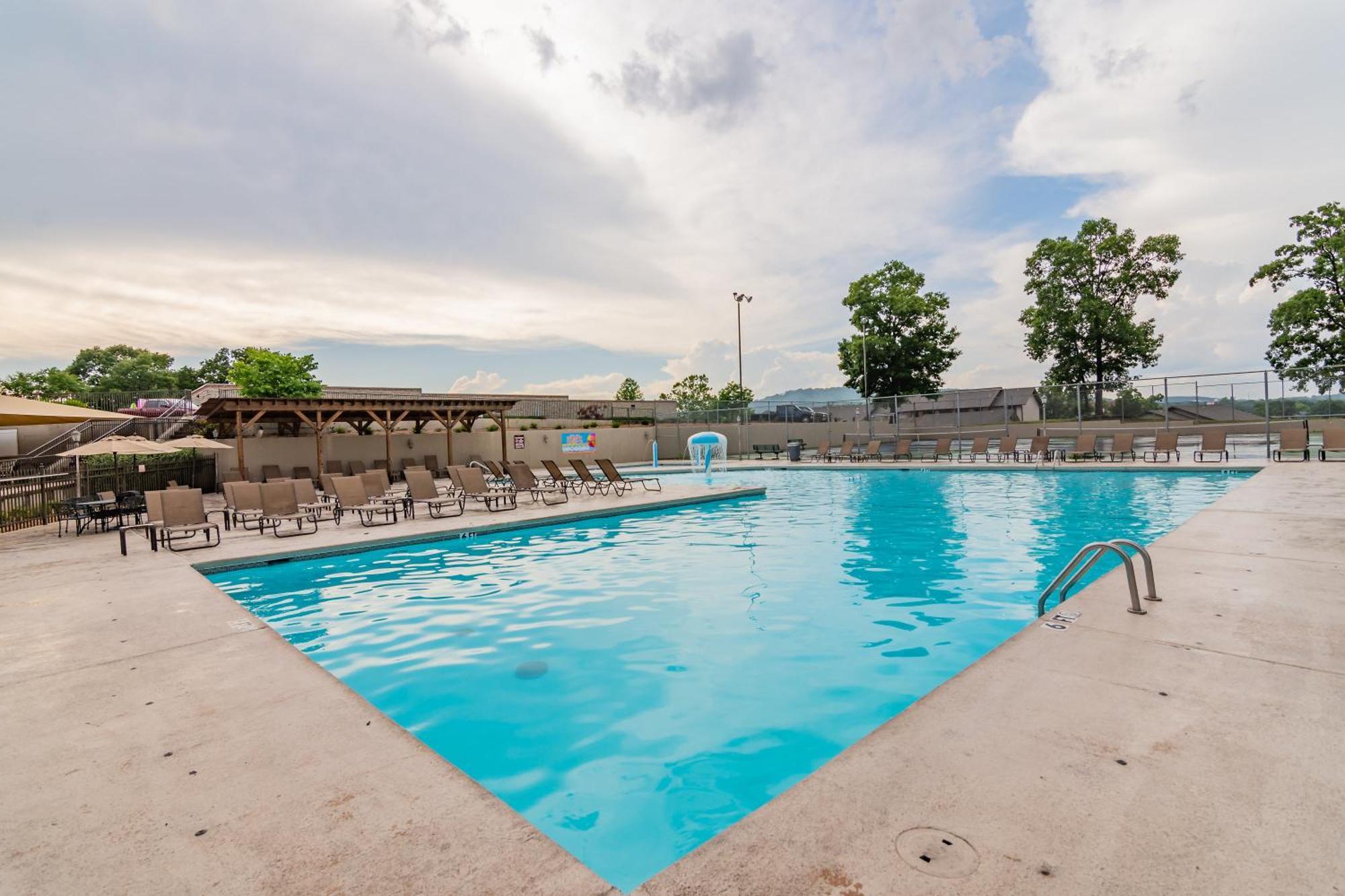 Bluff Retreat - Sleeps 6 - Heated Pool - Golf Apartment
