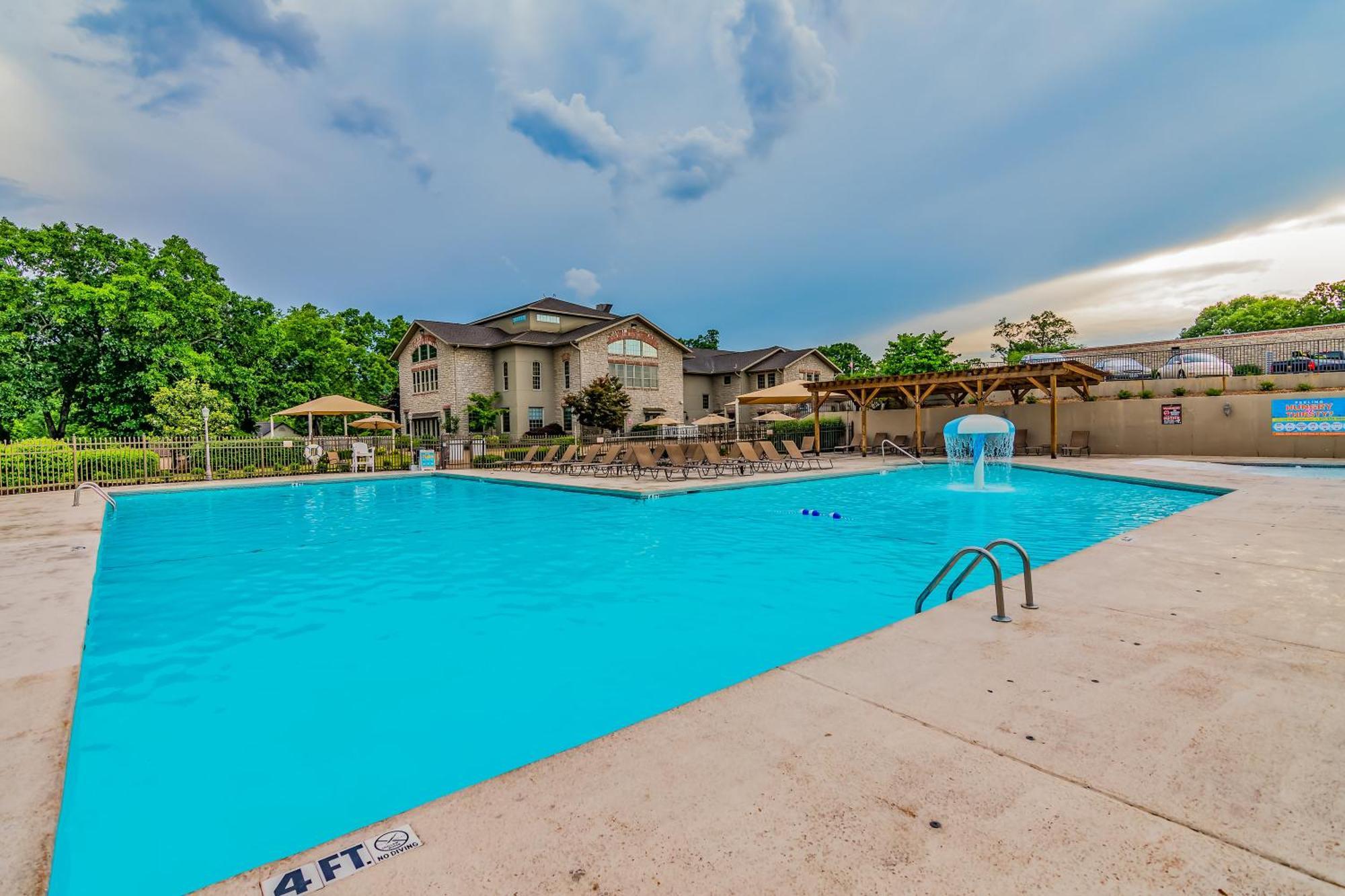 Bluff Retreat - Sleeps 6 - Heated Pool - Golf Apartment