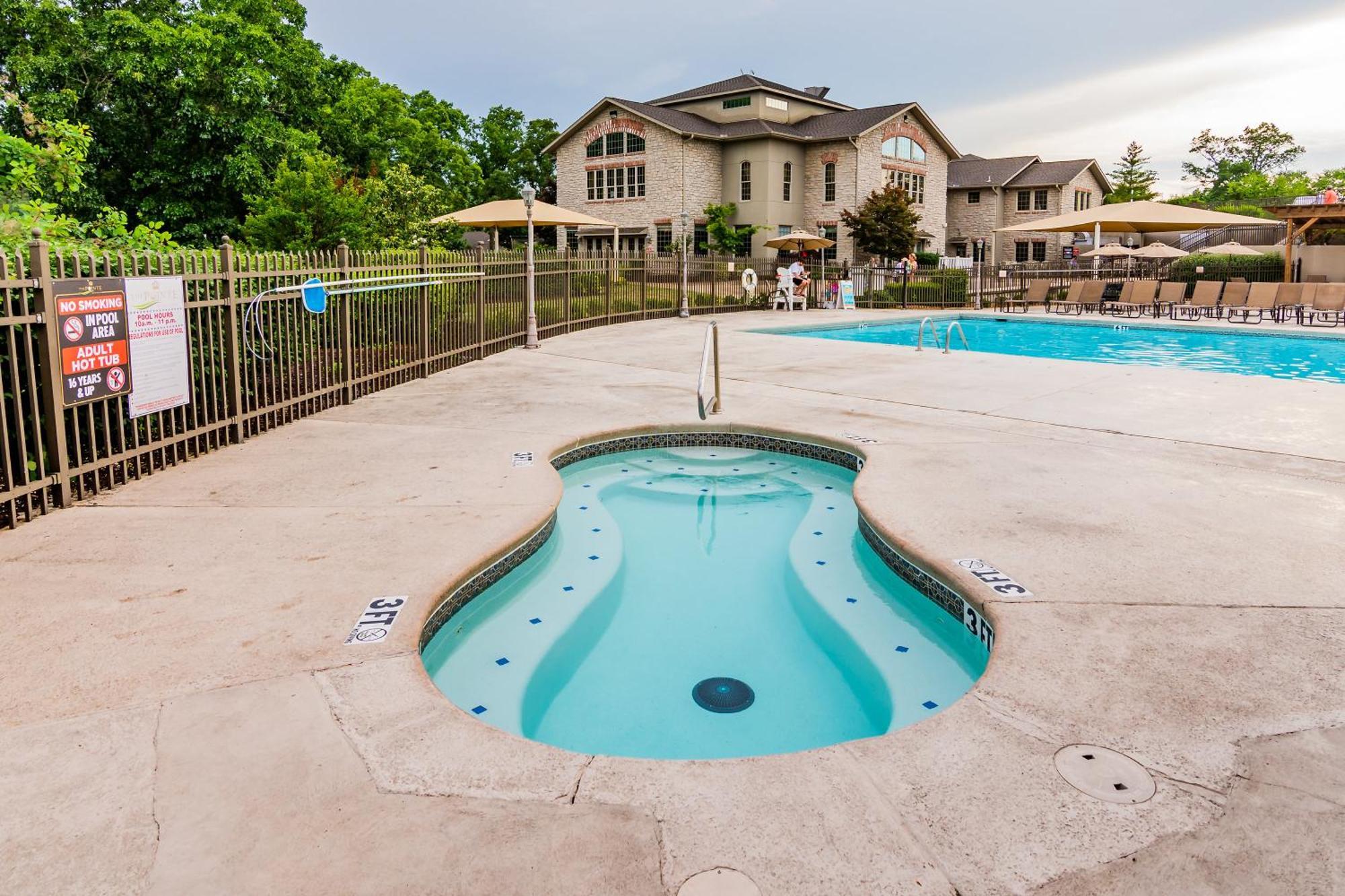 Bluff Retreat - Sleeps 6 - Heated Pool - Golf Apartment