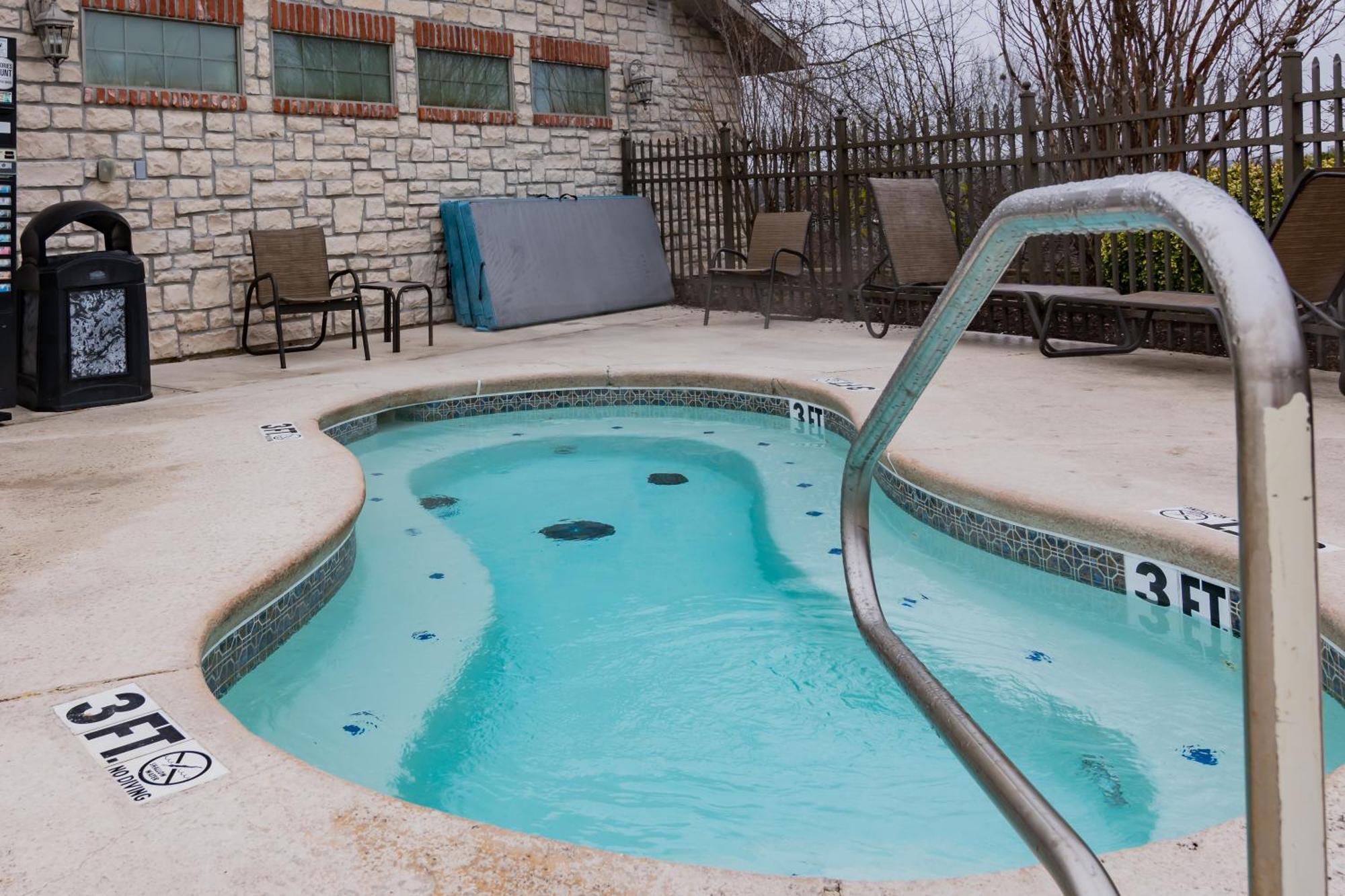 Apartment Bluff Retreat - Sleeps 6 - Heated Pool - Golf