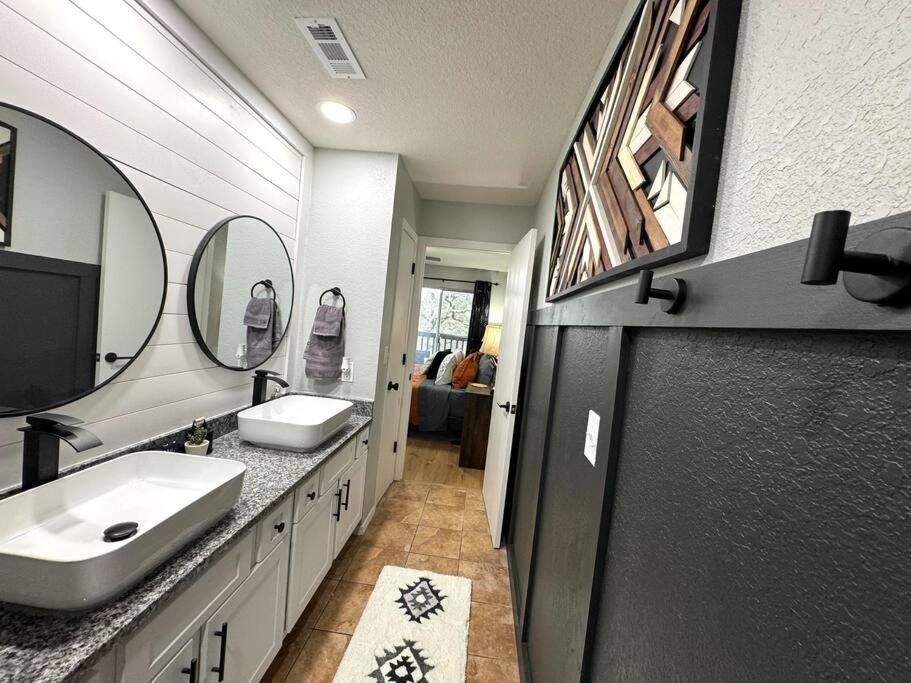 Modern Comfort: Updated Cozy In Indian Point * Branson