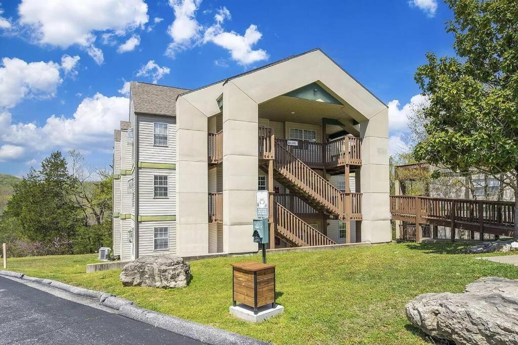 Modern Comfort: Updated Cozy In Indian Point Apartment Branson