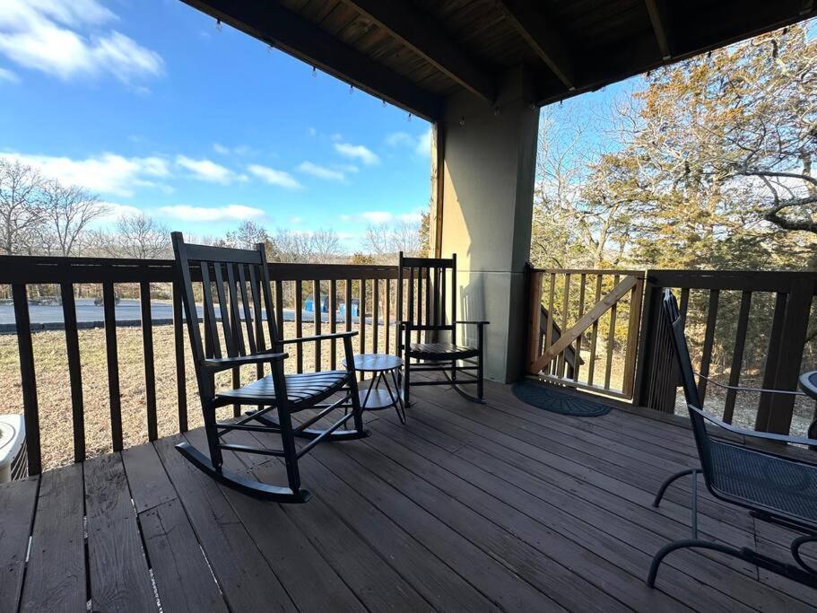 Modern Comfort: Updated Cozy In Indian Point Apartment Branson