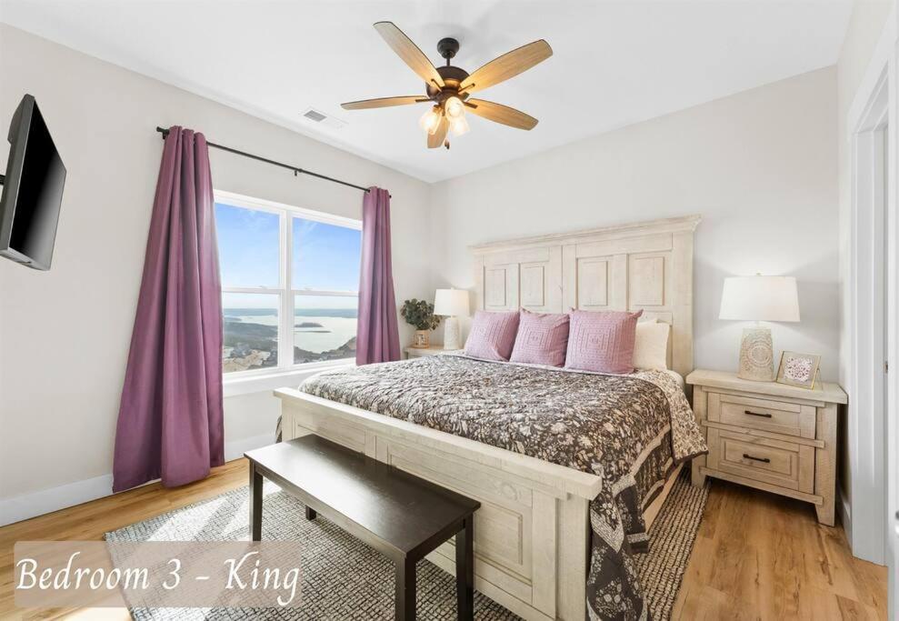 Luxury Lakefront: 9br/8.5ba, Views, Peak Comfort Holiday home