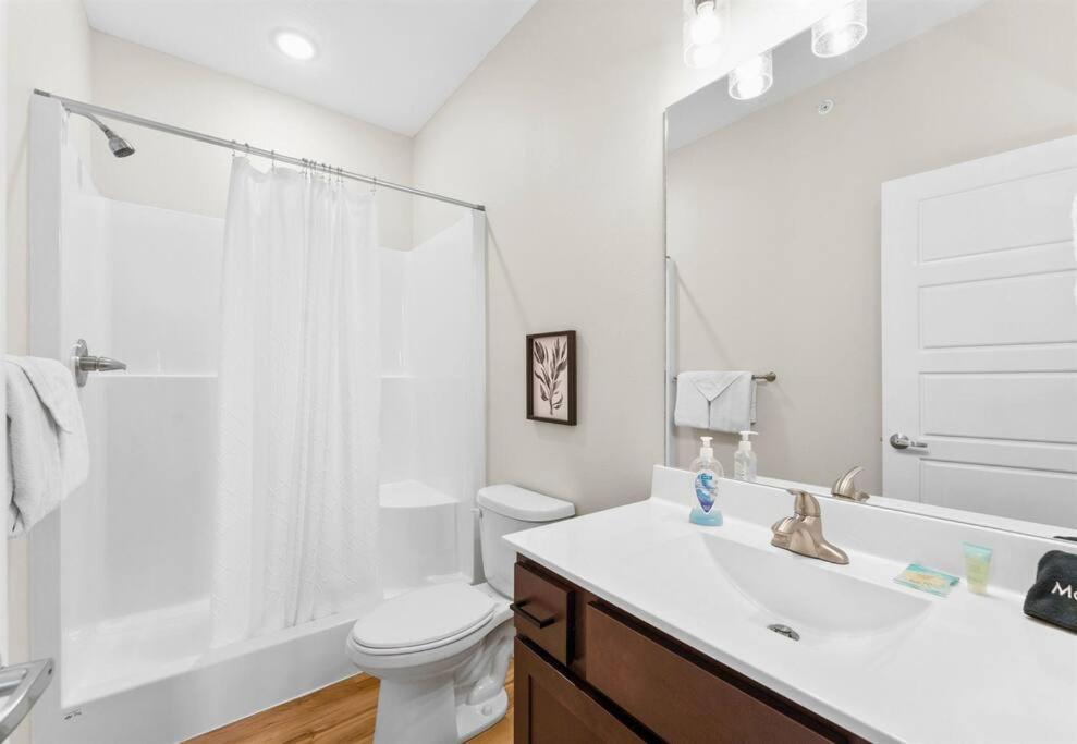 Luxury Lakefront: 9br/8.5ba, Views, Peak Comfort Holiday home *