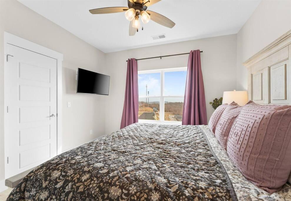 Luxury Lakefront: 9br/8.5ba, Views, Peak Comfort Holiday home Branson