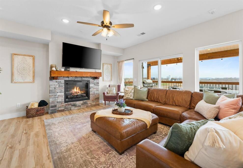 Luxury Lakefront: 9br/8.5ba, Views, Peak Comfort Holiday home