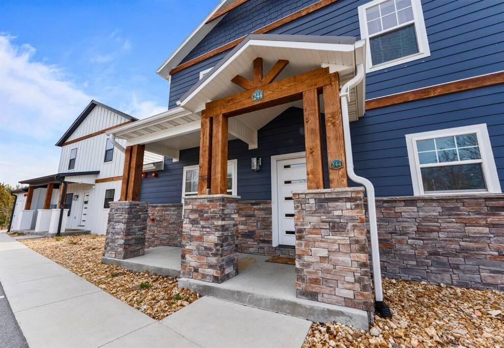 Luxury Lakefront: 9br/8.5ba, Views, Peak Comfort Holiday home *