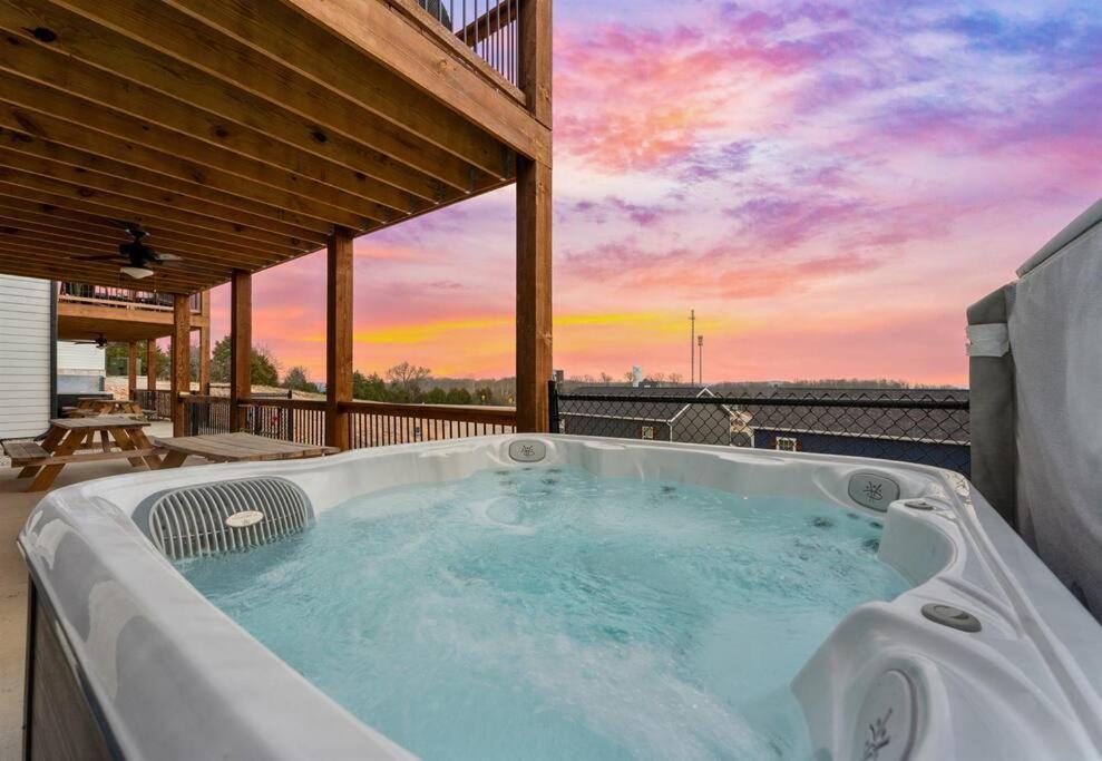 Holiday home Luxury Lakefront: 9br/8.5ba, Views, Peak Comfort *