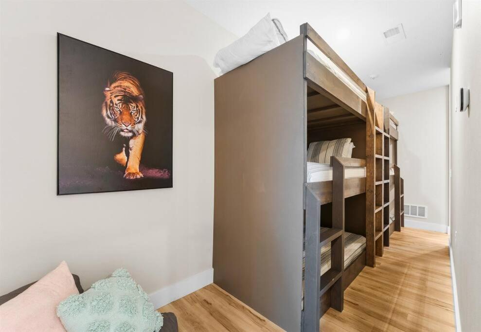 Luxury Lakefront: 9br/8.5ba, Views, Peak Comfort *